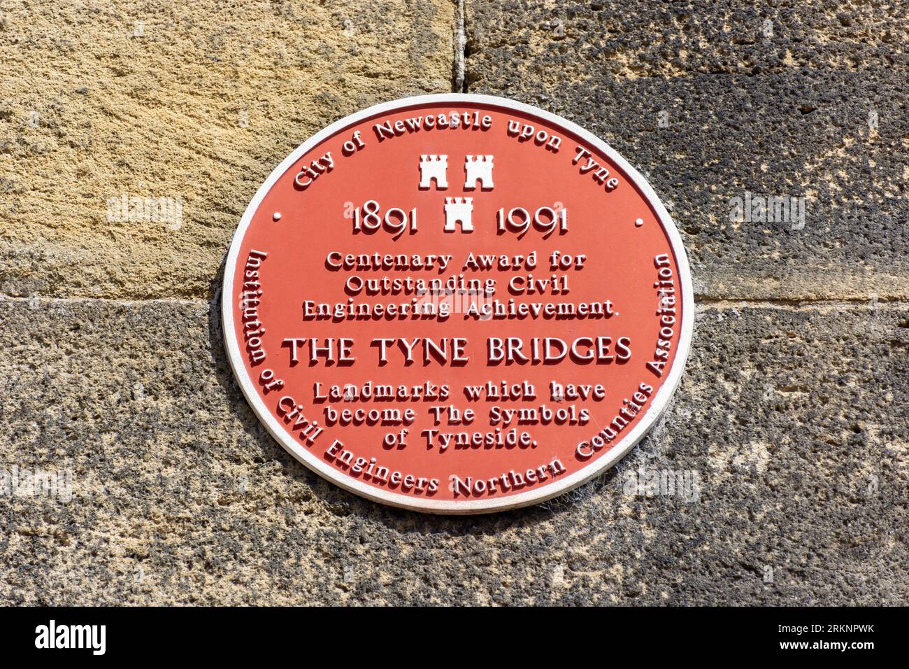 La targa di Tyne Bridges sullo Swing Bridge, Bridge Street, Newcastle upon Tyne, Tyne and Wear, Inghilterra, Regno Unito Foto Stock