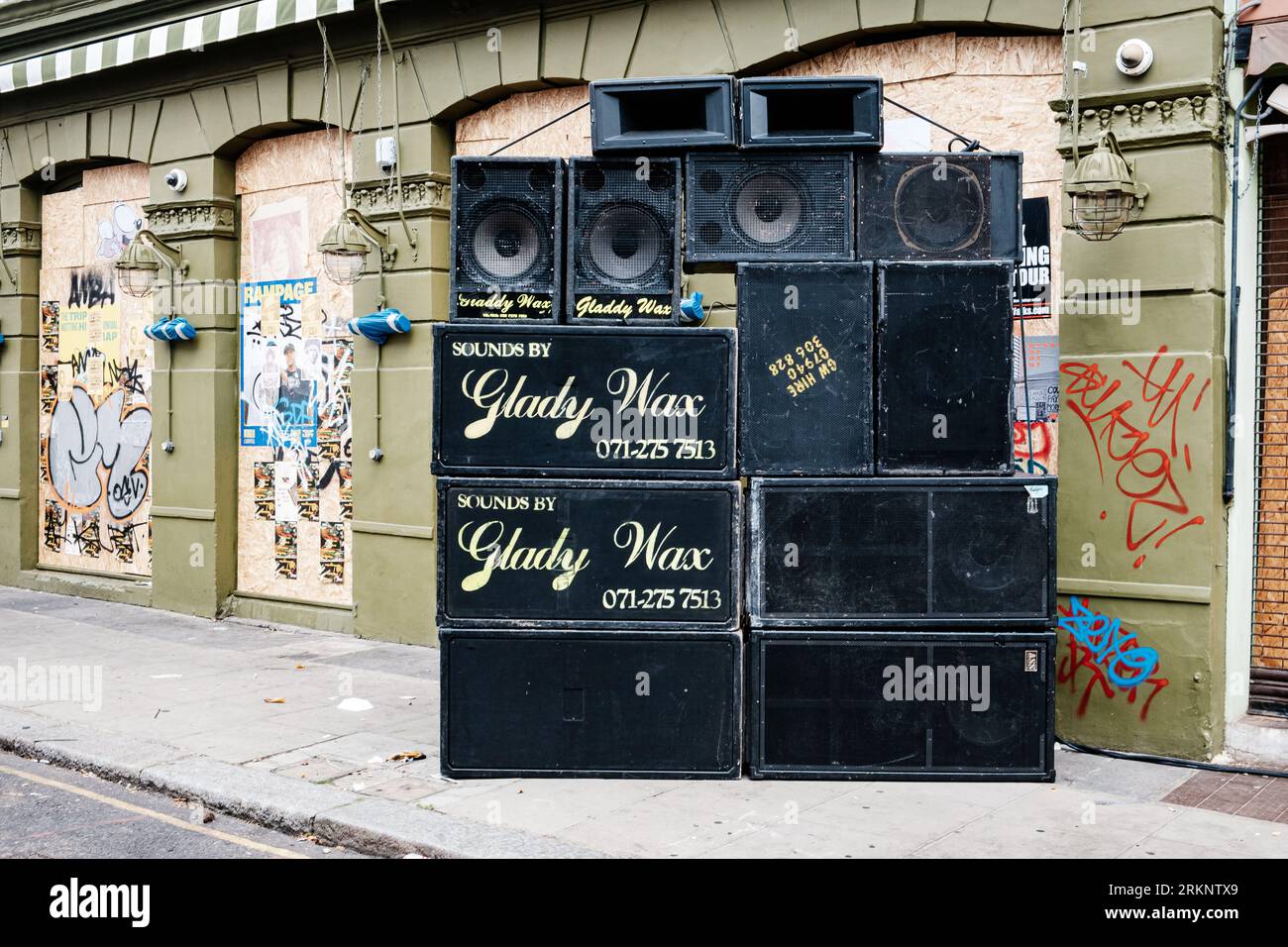 Uno dei sistemi audio statici è visibile in strada a Notting Hill. Dopo 2 anni di pandemia, la più grande festa di strada in Europa, Notting Hill Carnival è tornato nel 2022, essendo il 54 ° carnevale dal 1966. Si prevede che ci siano 2 milioni di partecipanti al Carnevale più 40.000 volontari e 9.000 poliziotti. Foto Stock