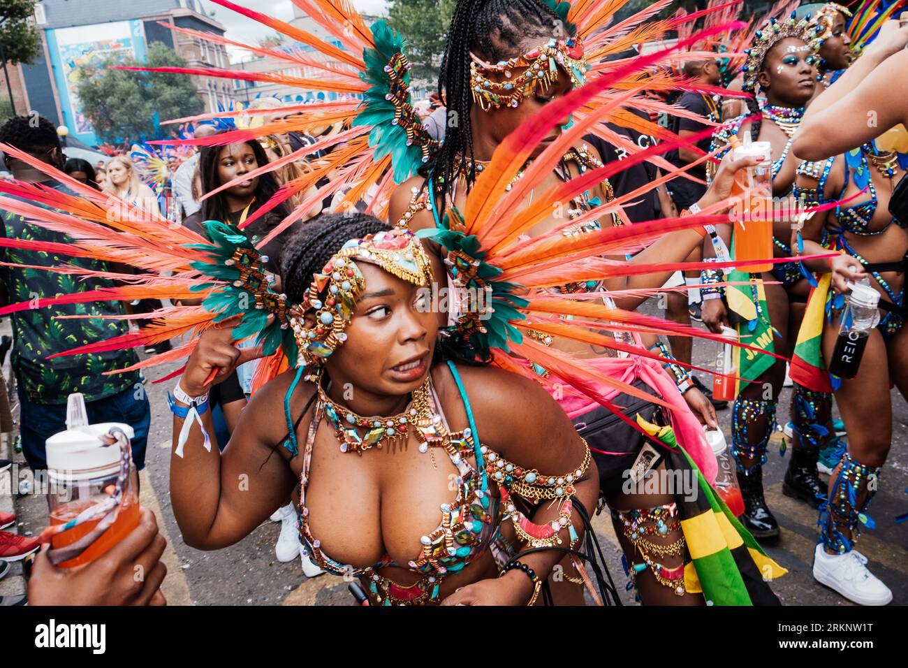 Gli artisti vengono visti ballare durante l'evento. Dopo 2 anni di pandemia, la più grande festa di strada in Europa, Notting Hill Carnival è tornato nel 2022, essendo il 54 ° carnevale dal 1966. Si prevede che ci siano 2 milioni di partecipanti al Carnevale più 40.000 volontari e 9.000 poliziotti. Foto Stock
