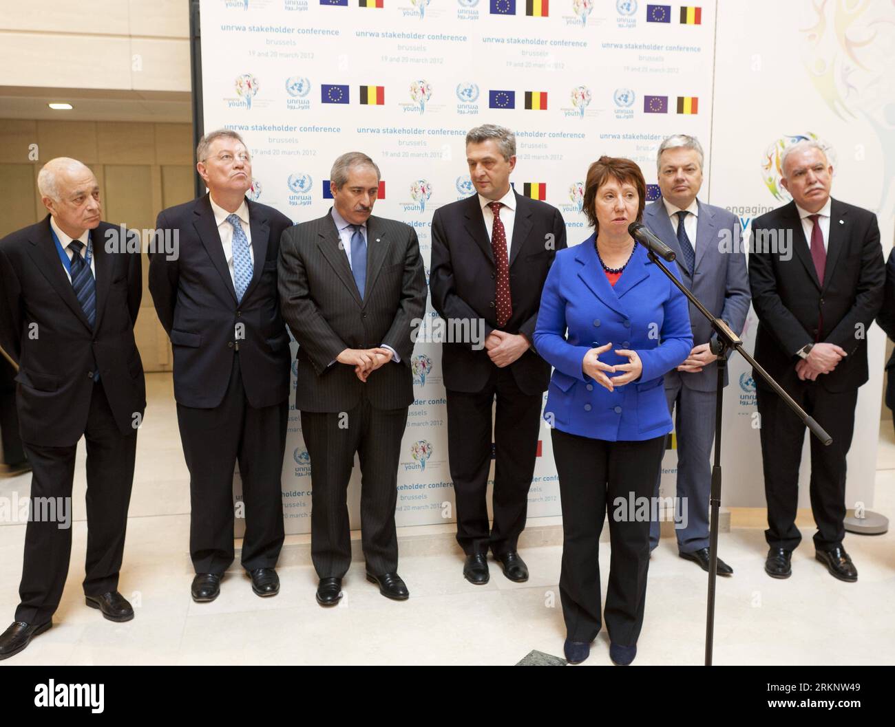 Bildnummer: 57527793 Datum: 19.03.2012 Copyright: imago/Xinhua (120319) -- BRUXELLES, 19 marzo 2012 (Xinhua) -- (da L a R) il segretario generale della Lega araba Nabil El-Araby, coordinatore speciale delle Nazioni Unite per il processo di pace in Medio Oriente Robert Serry, ministro degli affari esteri giordano e presidente della commissione consultiva dell'UNRWA Nasser Judeh, commissario generale dell'Agenzia delle Nazioni Unite per il soccorso e l'occupazione (UNRWA) Filippo grandi, capo della politica estera dell'Unione europea Catherine Ashton, ministro degli Esteri belga Didier Reynders, ministro degli Esteri dell'Autorità nazionale palestinese (PNA) Riyad al-Malki me Foto Stock