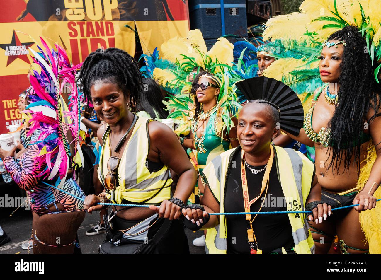 Londra, Regno Unito. 30 agosto 2022. Due volontari stanno proteggendo gli artisti all'evento. Dopo 2 anni di pandemia, la più grande festa di strada in Europa, Notting Hill Carnival è tornato nel 2022, essendo il 54 ° carnevale dal 1966. Si prevede che ci siano 2 milioni di partecipanti al Carnevale più 40.000 volontari e 9.000 poliziotti. (Foto di Daniel Lai/SOPA Images/Sipa USA) credito: SIPA USA/Alamy Live News Foto Stock