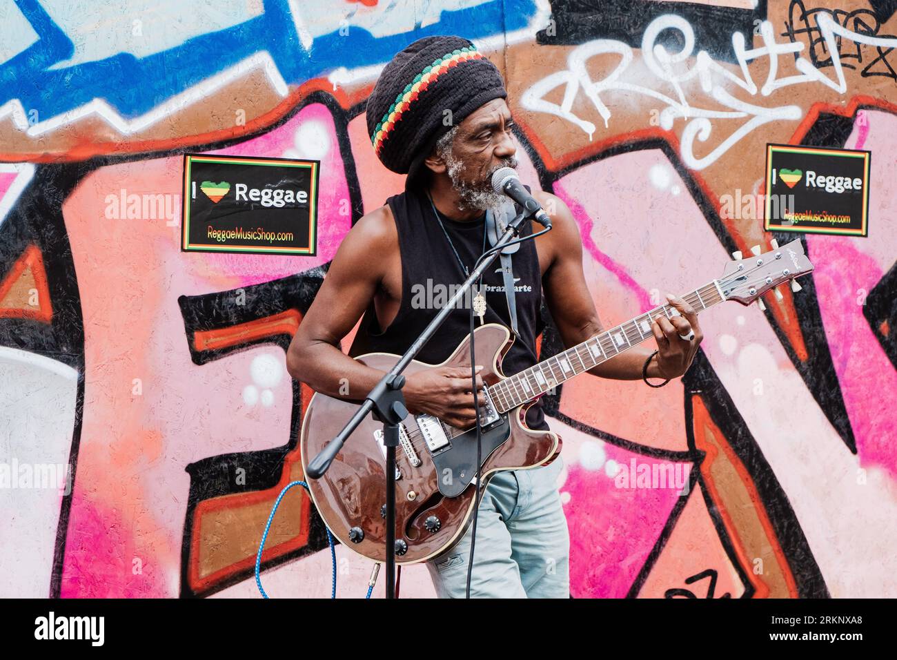 Londra, Regno Unito. 29 agosto 2022. Un musicista si vede esibirsi per strada nel Carnevale. Dopo 2 anni di pandemia, la più grande festa di strada in Europa, Notting Hill Carnival è tornato nel 2022, essendo il 54 ° carnevale dal 1966. Si prevede che ci siano 2 milioni di partecipanti al Carnevale più 40.000 volontari e 9.000 poliziotti. (Foto di Daniel Lai/SOPA Images/Sipa USA) credito: SIPA USA/Alamy Live News Foto Stock