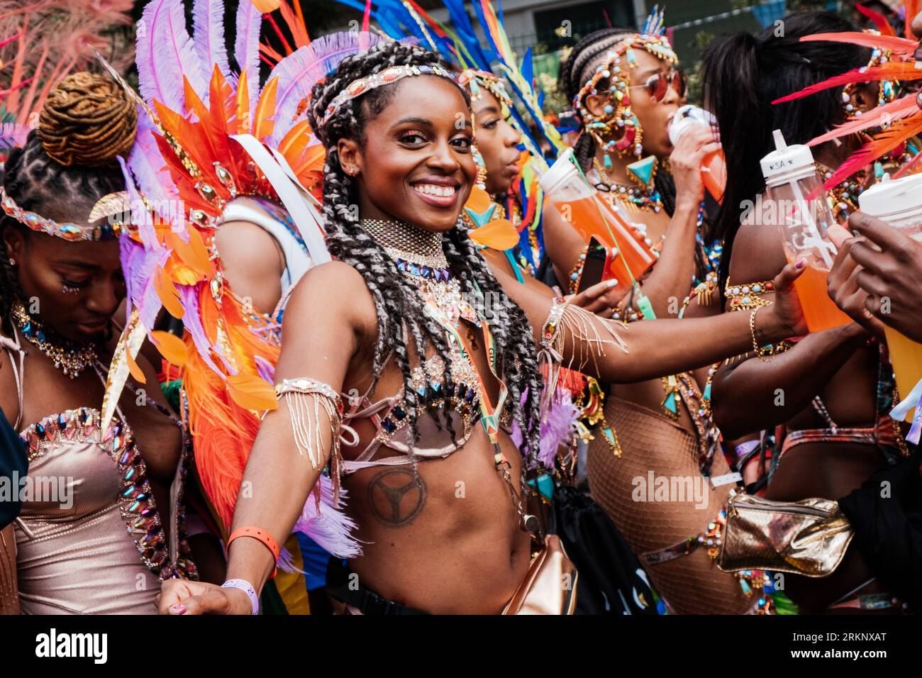 Londra, Regno Unito. 29 agosto 2022. Un interprete ha visto ballare durante l'evento. Dopo 2 anni di pandemia, la più grande festa di strada in Europa, Notting Hill Carnival è tornato nel 2022, essendo il 54 ° carnevale dal 1966. Si prevede che ci siano 2 milioni di partecipanti al Carnevale più 40.000 volontari e 9.000 poliziotti. (Foto di Daniel Lai/SOPA Images/Sipa USA) credito: SIPA USA/Alamy Live News Foto Stock