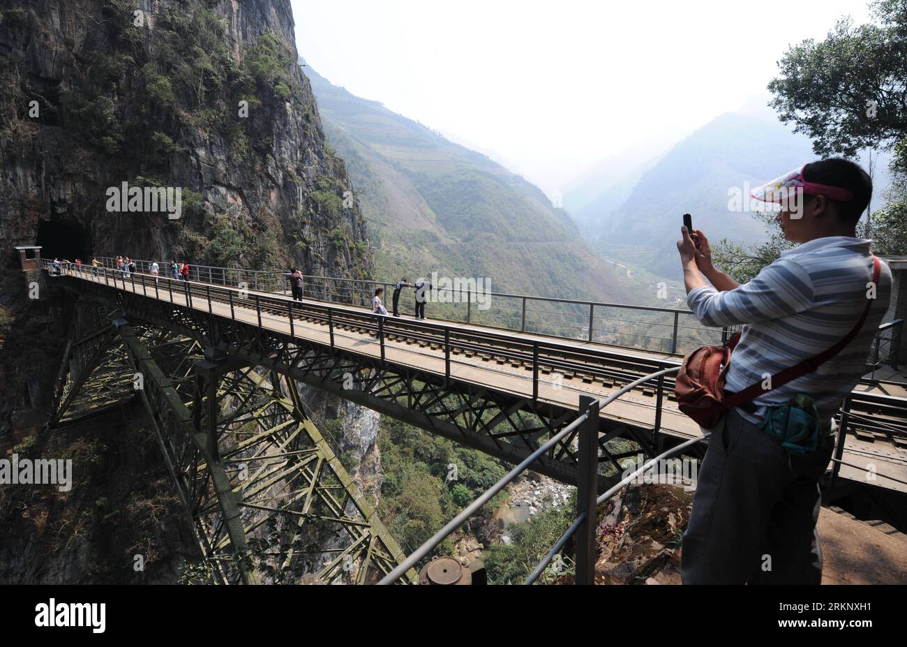 Bildnummer: 57635578 Datum: 09.03.2012 Copyright: imago/Xinhua (120324) -- PINGBIAN, 24 marzo 2012 (Xinhua) -- i turisti visitano il ponte Wishbone sulla ferrovia Dianyue (Yunnan-Vietnam) nella contea di Pingbian, nella provincia dello Yunnan della Cina sud-occidentale, 9 marzo 2012. . (Xinhua/Qin Qing) (lfj) (PONTE WE) CHINA-YUNNAN-METER GUAGE RAILROAD (CN) PUBLICATIONxNOTxINxCHN Wirtschaft Transport Logistik Verkehr Bahn Fotostory x2x xst 2012 quer o0 Brücke 57635578 Data 09 03 2012 Copyright Imago XINHUA PINGBIAN 24 marzo 2012 i turisti di XINHUA visitano il ponte Wish Bone SULLA ferrovia del Vietnam dello Yunnan a PING Foto Stock