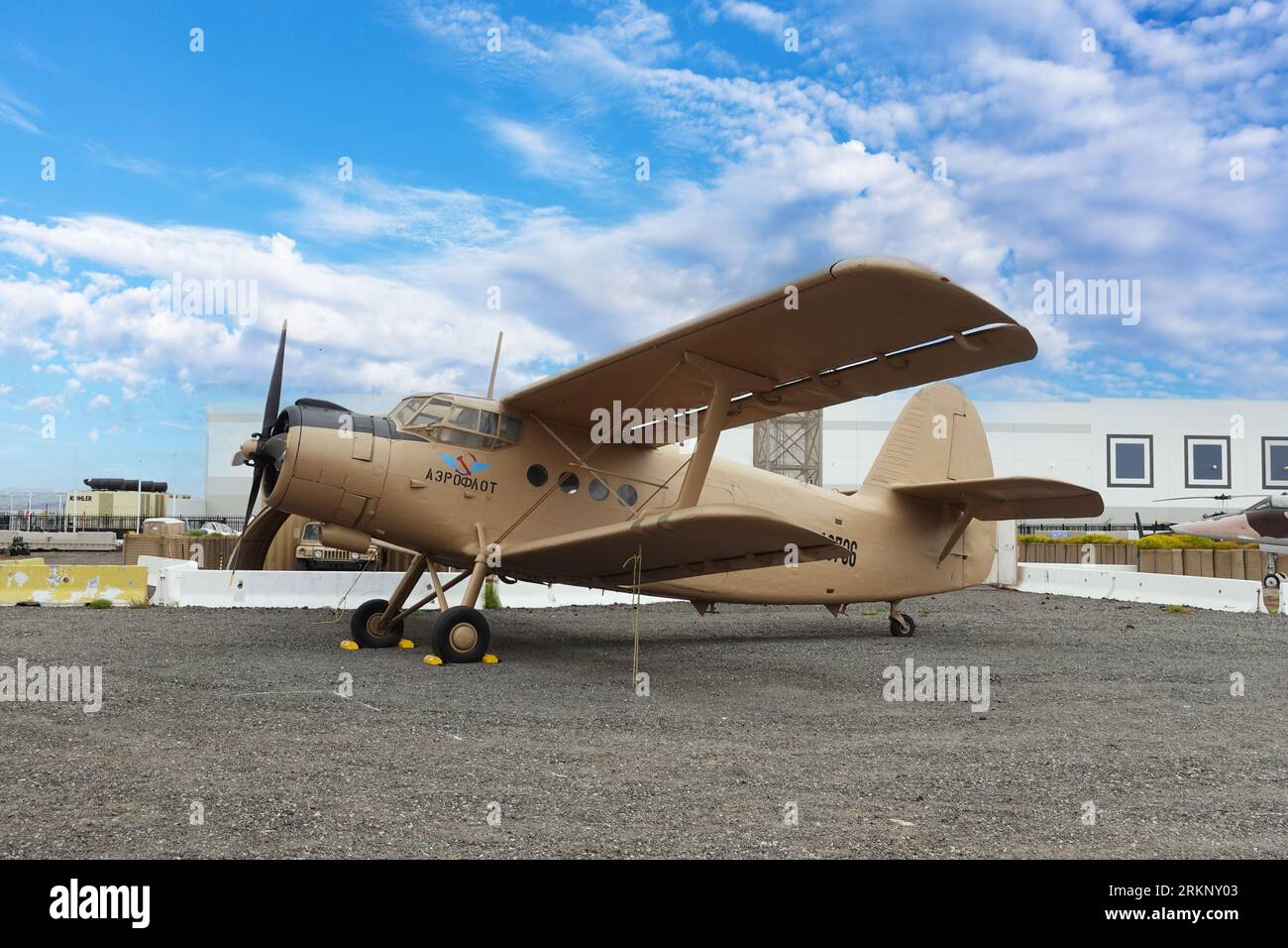 Riverside, CA, USA - 25 agosto 2023: Vecchio aeroplano sovietico Aeroflot Antonov An-2. Foto Stock