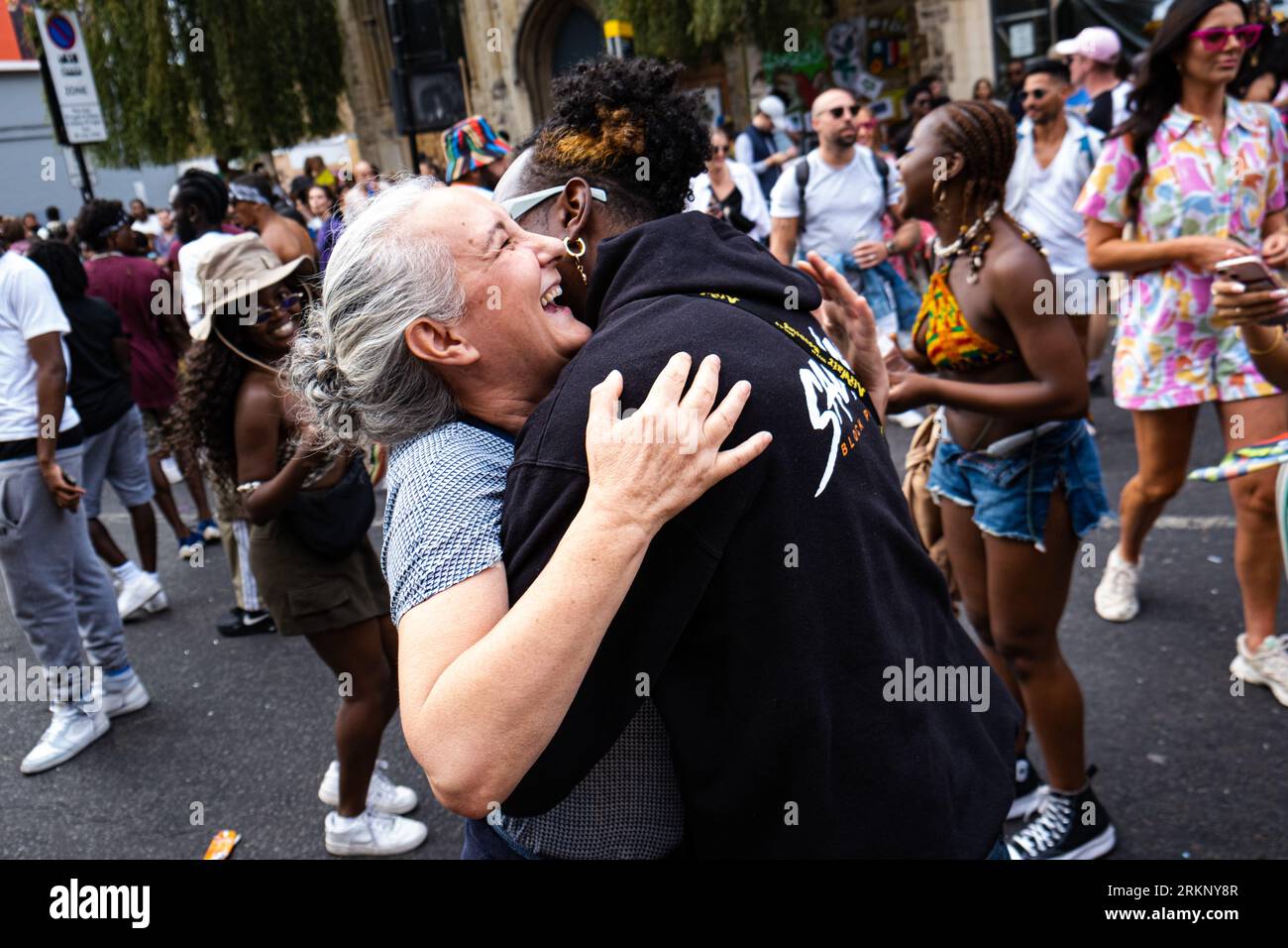 Londra, Regno Unito. 30 agosto 2022. Due spettatori sono visti abbracciare la folla danzante. Dopo 2 anni di pandemia, la più grande festa di strada in Europa, Notting Hill Carnival è tornato nel 2022, essendo il 54 ° carnevale dal 1966. Si prevede che ci siano 2 milioni di partecipanti al Carnevale più 40.000 volontari e 9.000 poliziotti. (Immagine di credito: © Daniel Lai/SOPA Images via ZUMA Press Wire) SOLO USO EDITORIALE! Non per USO commerciale! Foto Stock
