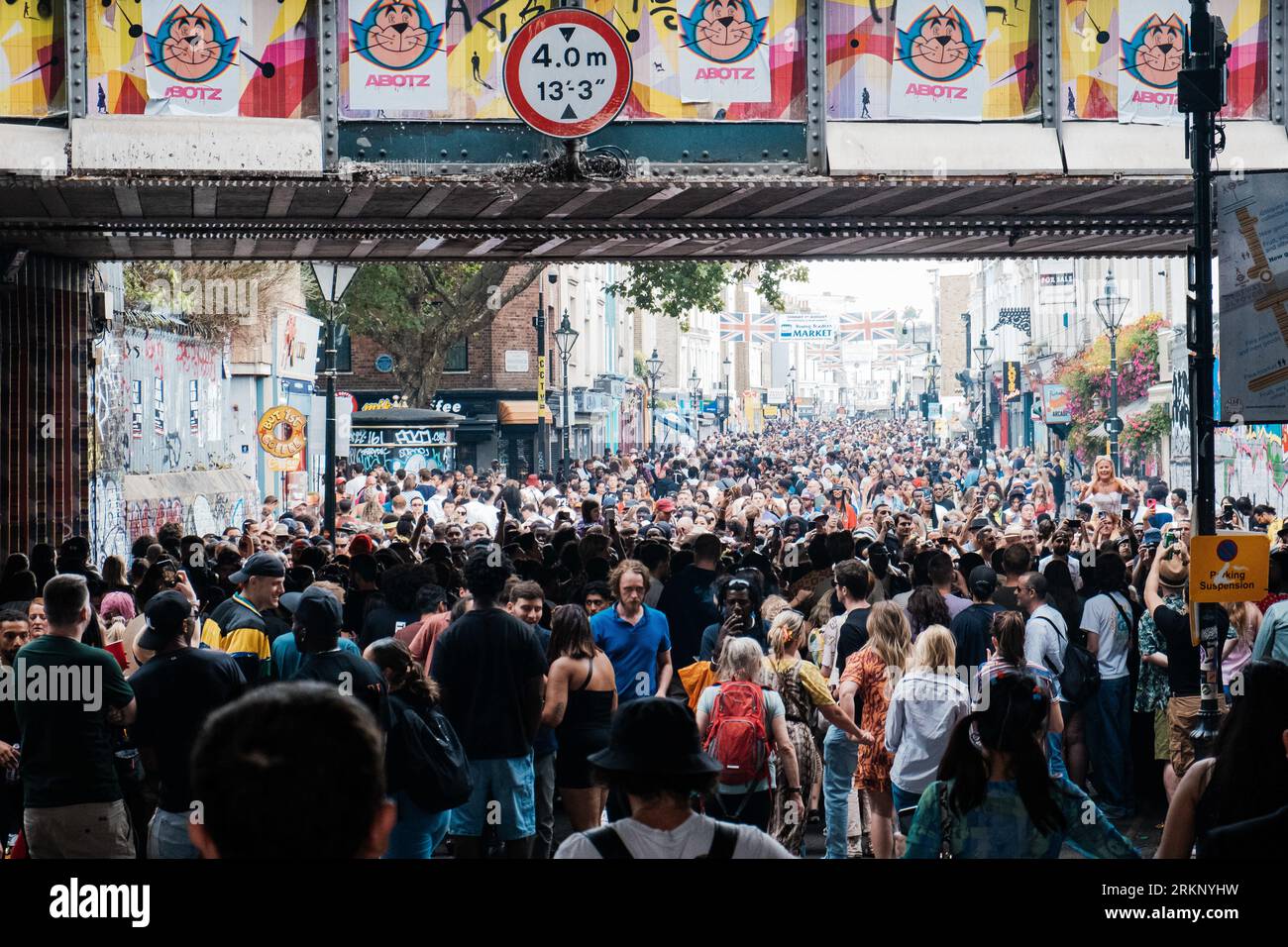 Londra, Regno Unito. 29 agosto 2022. Un grande gruppo di spettatori ha partecipato alla celebrazione dell'evento. Dopo 2 anni di pandemia, la più grande festa di strada in Europa, Notting Hill Carnival è tornato nel 2022, essendo il 54 ° carnevale dal 1966. Si prevede che ci siano 2 milioni di partecipanti al Carnevale più 40.000 volontari e 9.000 poliziotti. (Immagine di credito: © Daniel Lai/SOPA Images via ZUMA Press Wire) SOLO USO EDITORIALE! Non per USO commerciale! Foto Stock