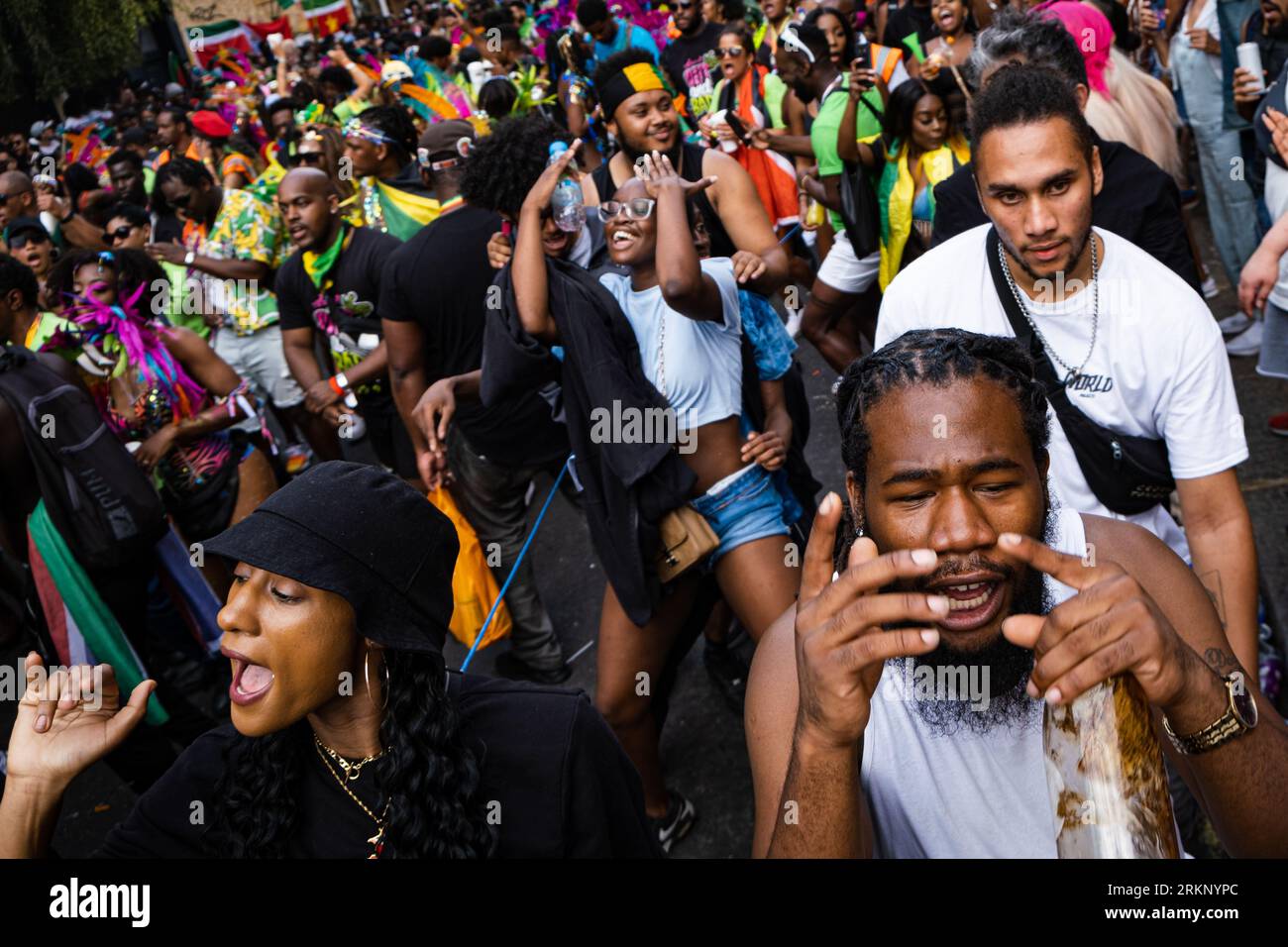 Londra, Regno Unito. 30 agosto 2022. Un grande gruppo di spettatori ha partecipato alla celebrazione dell'evento. Dopo 2 anni di pandemia, la più grande festa di strada in Europa, Notting Hill Carnival è tornato nel 2022, essendo il 54 ° carnevale dal 1966. Si prevede che ci siano 2 milioni di partecipanti al Carnevale più 40.000 volontari e 9.000 poliziotti. (Immagine di credito: © Daniel Lai/SOPA Images via ZUMA Press Wire) SOLO USO EDITORIALE! Non per USO commerciale! Foto Stock