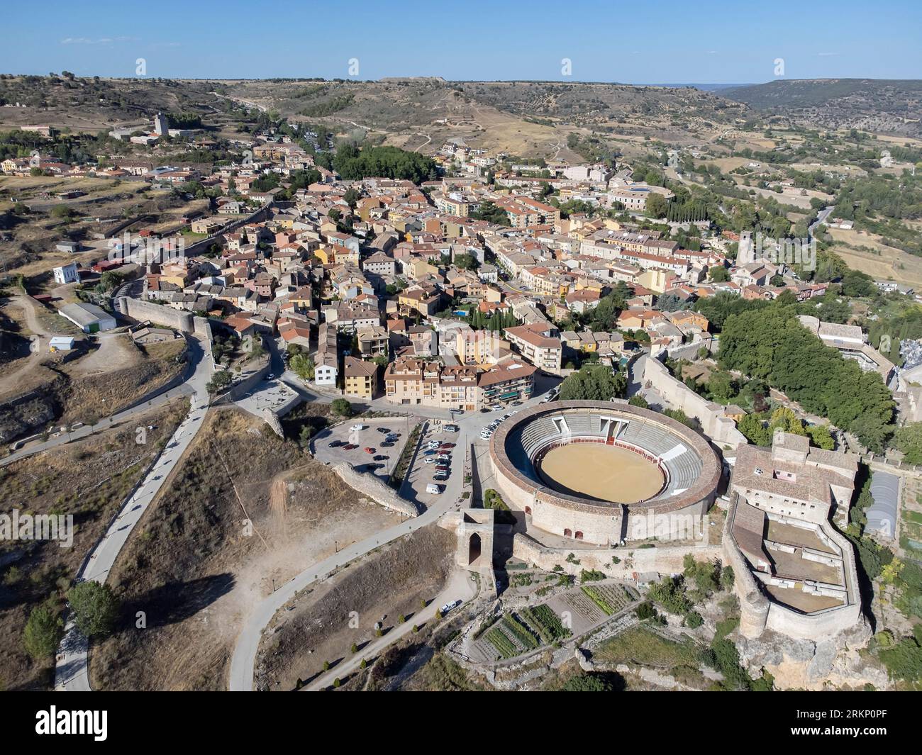 Immagine aerea del villaggio di Brihuega nella provincia di Guadalajara, Spagna, con l'arena la Muralla in primo piano e le sue mura circostanti Foto Stock