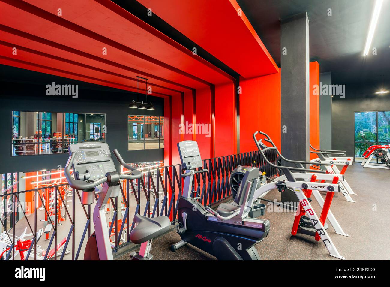 Phuket, Thailandia - 6 febbraio 2018: Interno del centro fitness Alpha Club Phuket con attrezzature per esercizi. Foto Stock