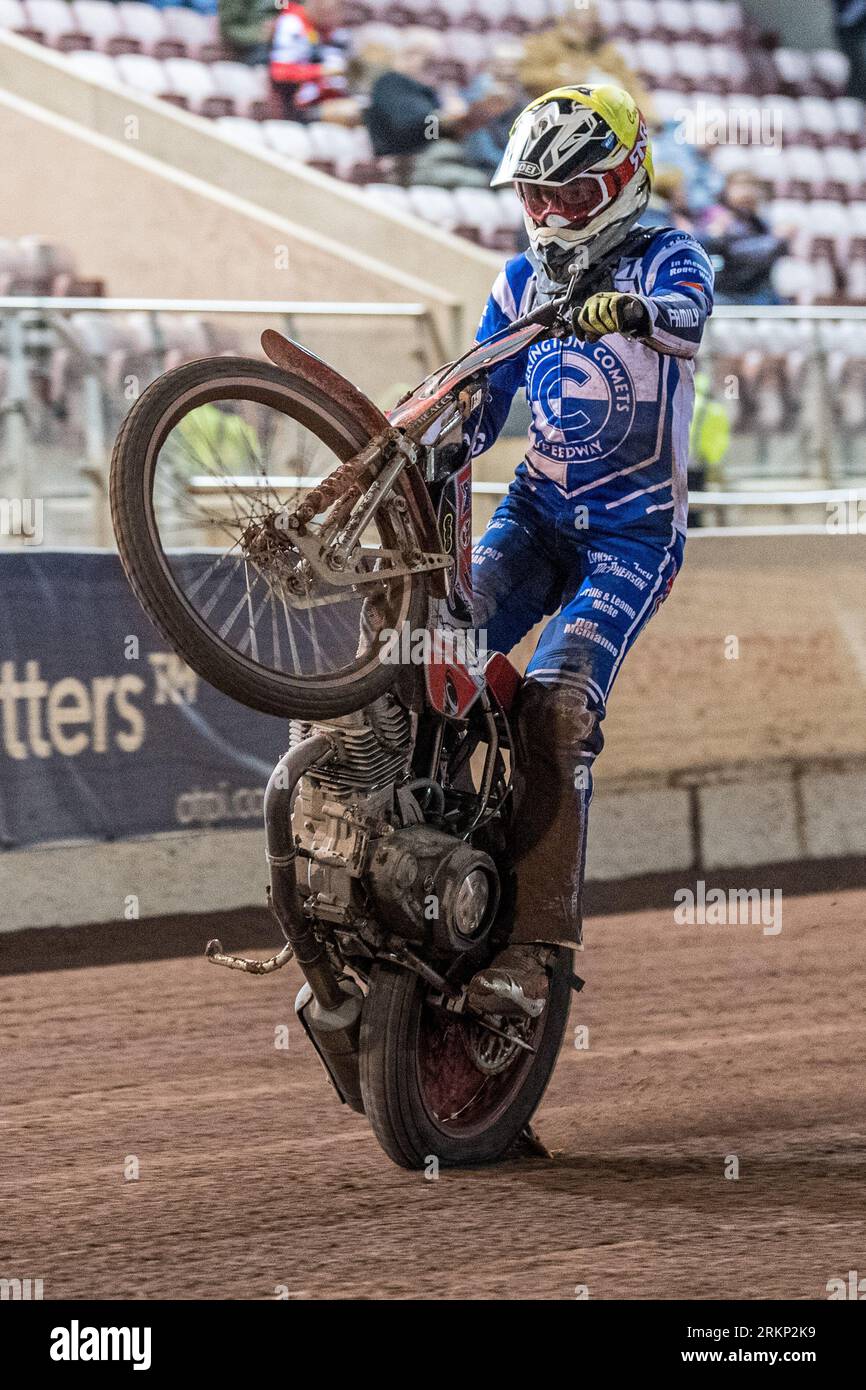 Connor Bailey festeggia con un impennato durante la partita della National Development League tra Belle Vue Colts e Workington Comets al National Speedway Stadium di Manchester venerdì 25 agosto 2023. (Foto: Ian Charles | mi News) crediti: MI News & Sport /Alamy Live News Foto Stock