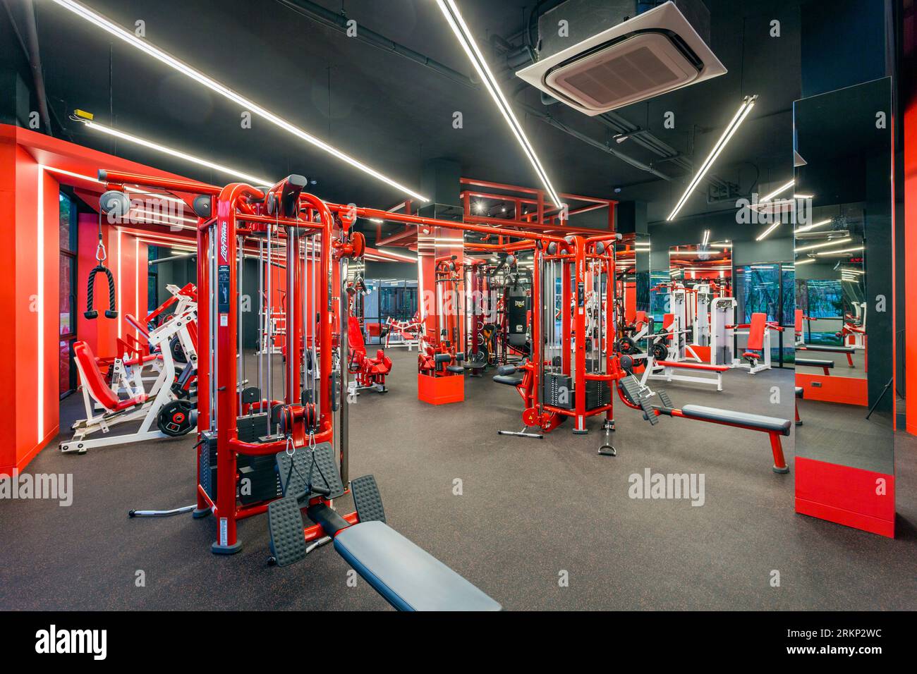 Phuket, Thailandia - 6 febbraio 2018: Interno del centro fitness Alpha Club Phuket con attrezzature per esercizi. Foto Stock