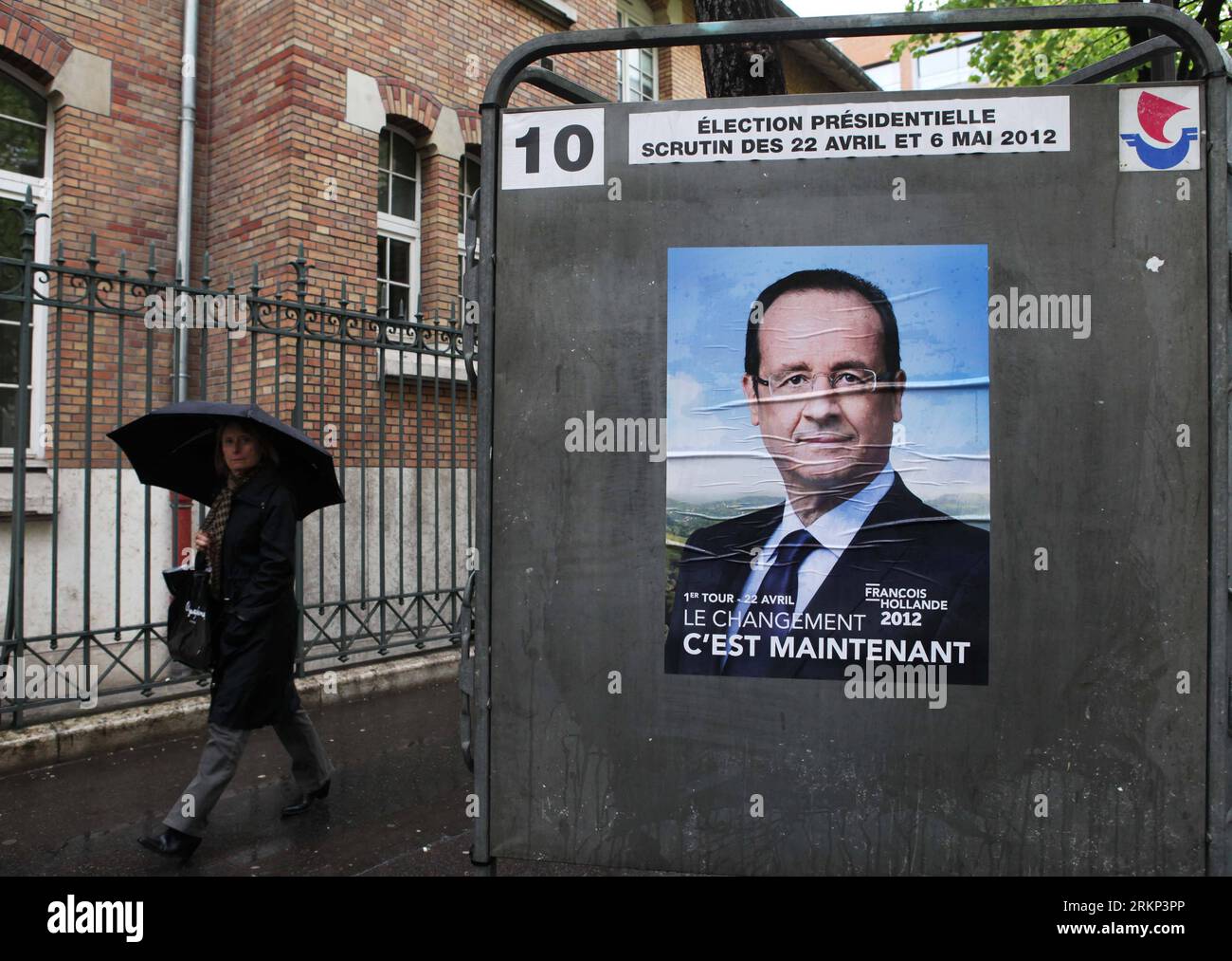 Bildnummer: 57885708 Datum: 10.04.2012 Copyright: imago/Xinhua (120410) -- PARIGI, 10 aprile 2012 (Xinhua) -- Una donna passa davanti al poster della campagna elettorale di Francois Hollande, candidato del Partito Socialista, a Parigi, in Francia, 10 aprile, 2012. (Xinhua/Gao Jing) FRANCIA-PARIGI-ELEZIONI PRESIDENZIALI PUBLICATIONxNOTxINxCHN Politik Wahl Präsidentschaftswahl Wahlkampf Wahlwerbung Wahlplakat xjh x0x premiumd 2012 quer 57885708 Data 10 04 2012 Copyright Imago XINHUA Parigi 10 aprile 2012 XINHUA una donna cammina oltre la campagna ELETTORALE poster per il candidato del Partito Socialista francese Hollande a Parigi F. Foto Stock