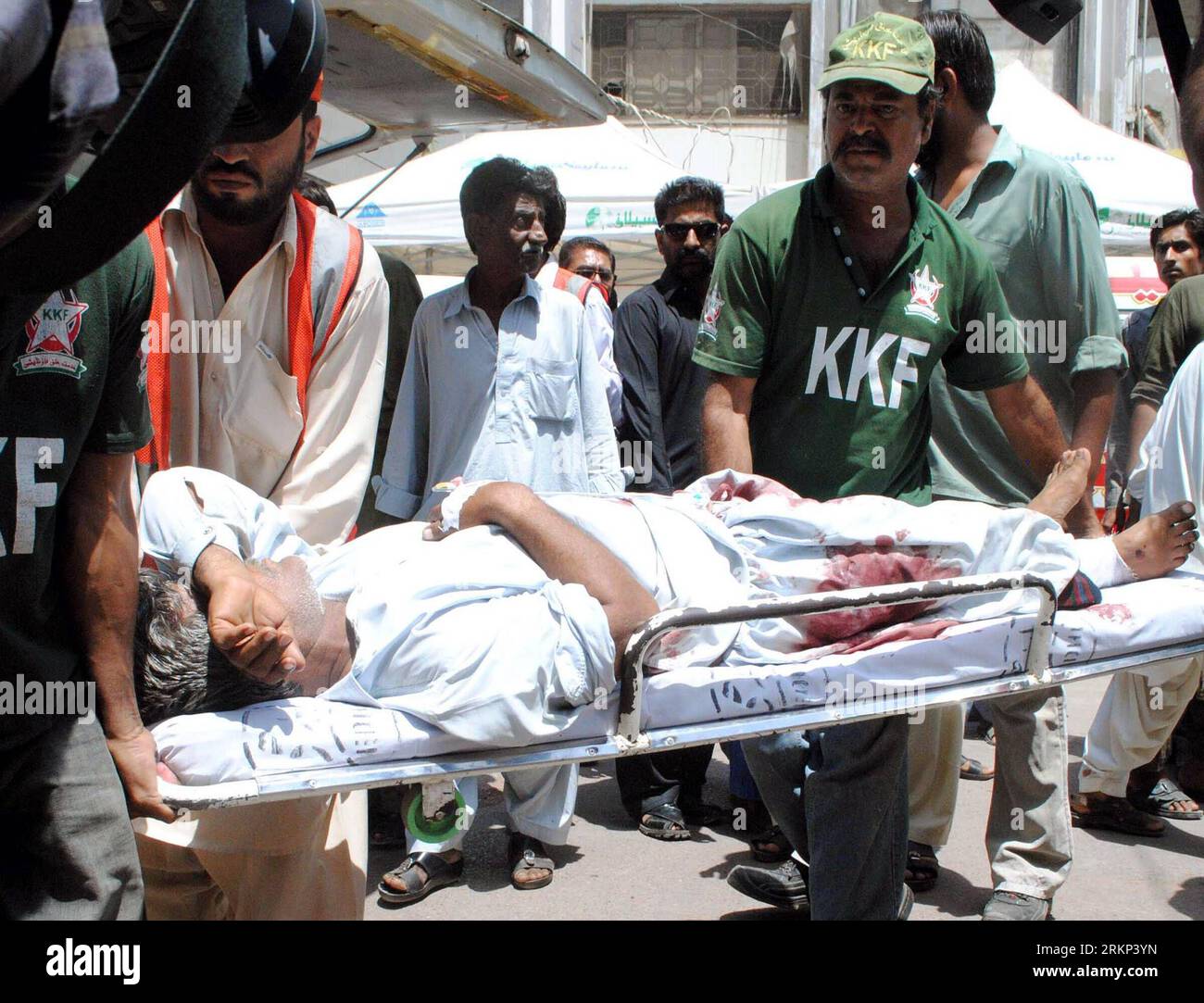 Bildnummer: 57886577 Datum: 11.04.2012 Copyright: imago/Xinhua (120411) -- HARIPUR, 11 aprile 2012 (Xinhua) -- trasferire un uomo ferito in un ospedale nel nord del Pakistan di Haripur l'11 aprile 2012. Almeno 12 persone sono rimaste uccise e altre 15 sono rimaste ferite quando due furgoni passeggeri si sono scontrati a vicenda nel distretto settentrionale di Haripur in Pakistan mercoledì mattina, hanno riferito i media locali. (Xinhua/Stringer) (lyx) PAKISTAN-HARIPUR-INCIDENTE STRADALE PUBLICATIONxNOTxINxCHN Gesellschaft Verkehrsunfall Unfall Verkehr Strasse Opfer Verletzte xdp x0x 2012 quer 57886577 Data 11 04 2012 Copyright Imago XINHUA ha Foto Stock