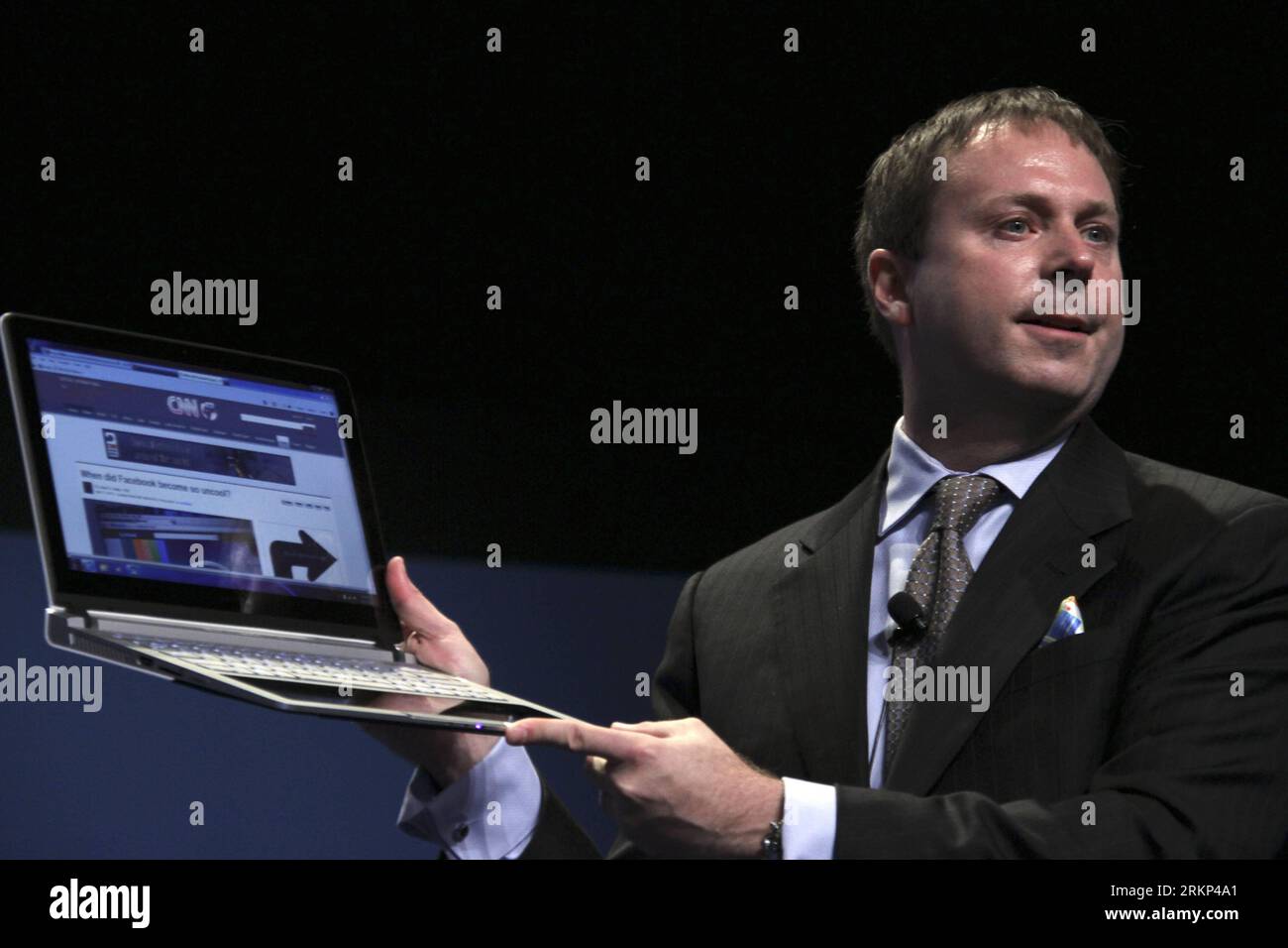 Bildnummer: 57888906 Datum: 11.04.2012 Copyright: imago/Xinhua (120411) -- PECHINO, 11 aprile 2012 (Xinhua) -- Kirk Skaugen, Corporate Vice president e General Manager del PC Client Group per Intel Corp., mostra un Ultrabook durante l'Intel Developer Forum 2012 a Pechino, capitale della Cina, 11 aprile 2012. Mercoledì sono iniziati i due giorni di IDF 2012 Pechino presso il China National Convention Center. (Xinhua/Guo Haipeng)(mcg) CHINA-BEIJING-INTEL-IDF 2012 (CN) PUBLICATIONxNOTxINxCHN People Wirtschaft xda x0x premiumd 2012 quer 57888906 Data 11 04 2012 Copyright Imago XINHUA Pechino A. Foto Stock