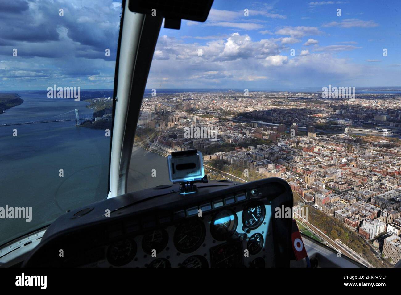 Bildnummer: 57891965 Datum: 12.04.2012 Copyright: imago/Xinhua (120412) -- NEW YORK, 12 aprile 2012 (Xinhua) -- una vista aerea dello skyline di Manhattan è vista a New York, negli Stati Uniti, 12 aprile 2012. (Xinhua/Wang lei) (zx) U.S.-NEW YORK-TOURISM PUBLICATIONxNOTxINxCHN Gesellschaft USA totale NY Hudson River Rundflug Wirtschaft Helikopter Tourismus x0x xds 2012 quer 57891965 Data 12 04 2012 Copyright Imago XINHUA New York 12 aprile 2012 XINHUA a Vista aerea dello skyline di Manhattan È Lakes a New York City Stati Uniti 12 aprile 2012 XINHUA Wang lei ZX U S New York Tour Foto Stock