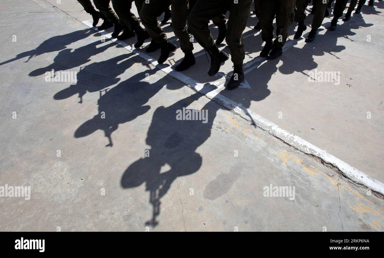 Bildnummer: 57913026 Datum: 19.04.2012 Copyright: imago/Xinhua (120419) -- GAZA, 19 aprile 2012 (Xinhua) -- l'ombra dei membri della sicurezza palestinesi di Hamas che marciano durante una cerimonia di laurea sono visti sul groud nella città di Gaza, il 19 aprile 2012. (Xinhua/Yasser Qudih) (zjl) CERIMONIA DI LAUREA MIDEAST-GAZA PUBLICATIONxNOTxINxCHN Politik Militär Soldat Sicherheit xda x0x 2012 quer 57913026 Data 19 04 2012 Copyright Imago XINHUA Gaza 19 aprile 2012 XINHUA The Shadow of PALESTINIAN Hamas Security Members Marching durante una cerimonia di laurea sono i laghi SUL groud nella città di Gaza IL PROSSIMO aprile Foto Stock