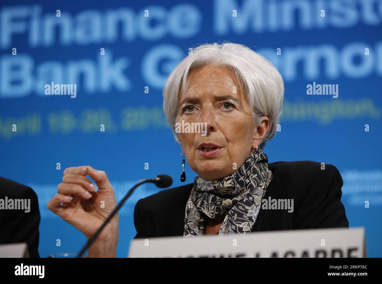 Bildnummer: 57917878 Datum: 20.04.2012 Copyright: imago/Xinhua (120421) -- WASHINGTON, aprile 21,2012 (Xinhua) -- Christine Lagarde, capo del Fondo monetario Internazionale (FMI), parla durante una conferenza stampa a Washington, negli Stati Uniti, il 20 aprile 2012. Le principali economie industriali ed emergenti del G20 hanno accettato di potenziare la capacità creditizia del FMI con impegni che aumenterebbero le risorse dell'istituzione di oltre 430 miliardi di dollari, una mossa che quasi raddoppierà il potere creditizio totale del FMI. (xinhua/Fang Zhe) US-WASHINGTON-FMI-G20-RISORSE EXTRA PUBLICAT Foto Stock