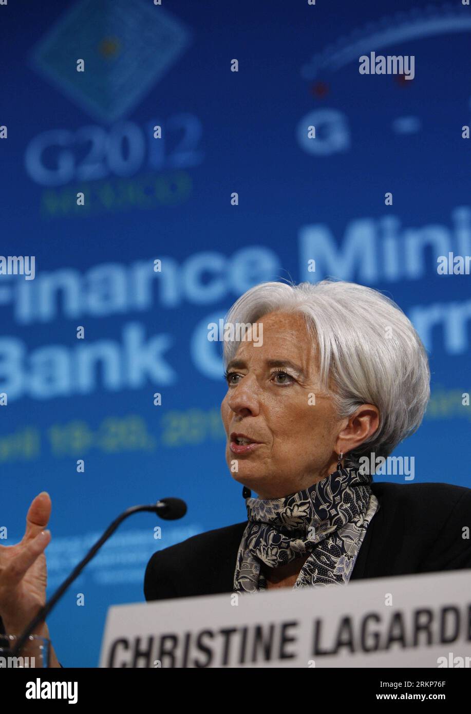 Bildnummer: 57917880 Datum: 20.04.2012 Copyright: imago/Xinhua (120421) -- WASHINGTON, aprile 21,2012 (Xinhua) -- Christine Lagarde, capo del Fondo monetario Internazionale (FMI), parla durante una conferenza stampa a Washington, negli Stati Uniti, il 20 aprile 2012. Le principali economie industriali ed emergenti del G20 hanno accettato di potenziare la capacità creditizia del FMI con impegni che aumenterebbero le risorse dell'istituzione di oltre 430 miliardi di dollari, una mossa che quasi raddoppierà il potere creditizio totale del FMI. (xinhua/Fang Zhe) US-WASHINGTON-FMI-G20-RISORSE EXTRA PUBLICAT Foto Stock