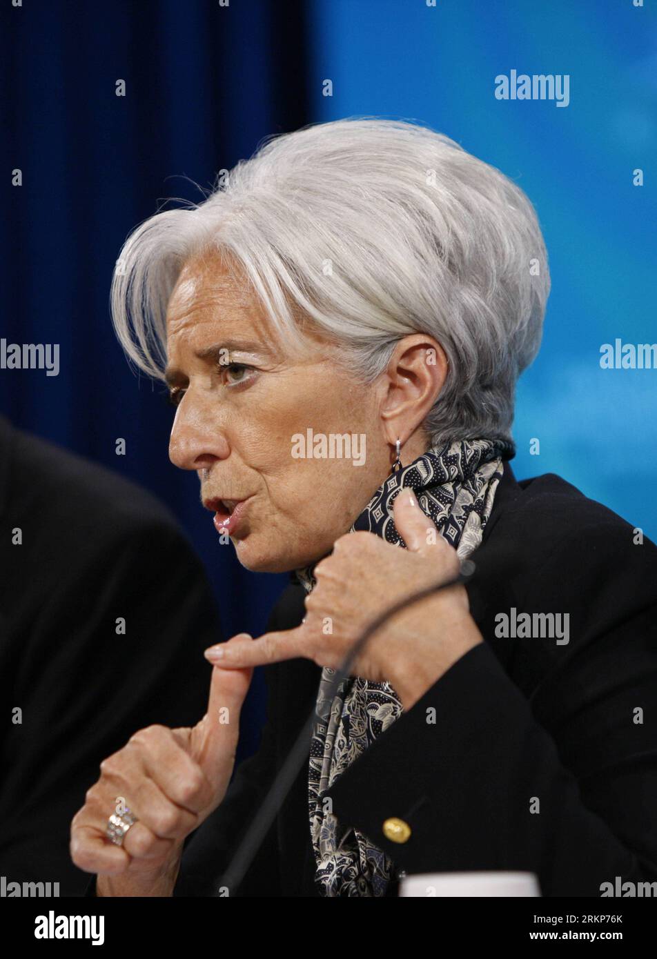 Bildnummer: 57917877 Datum: 20.04.2012 Copyright: imago/Xinhua (120421) -- WASHINGTON, aprile 21,2012 (Xinhua) -- Christine Lagarde, capo del Fondo monetario Internazionale (FMI), parla durante una conferenza stampa a Washington, negli Stati Uniti, il 20 aprile 2012. Le principali economie industriali ed emergenti del G20 hanno accettato di potenziare la capacità creditizia del FMI con impegni che aumenterebbero le risorse dell'istituzione di oltre 430 miliardi di dollari, una mossa che quasi raddoppierà il potere creditizio totale del FMI. (xinhua/Fang Zhe) US-WASHINGTON-FMI-G20-RISORSE EXTRA PUBLICAT Foto Stock