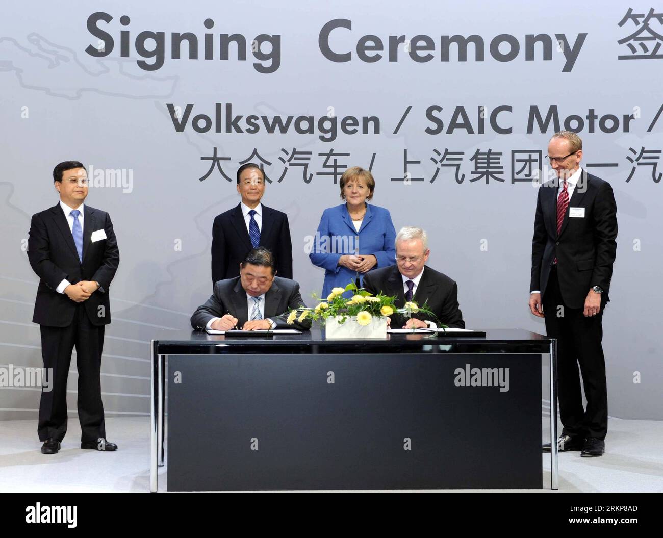 120423 -- HANNOVER, 23 aprile 2012 Xinhua -- il Premier cinese Wen Jiabao 2nd L, Back e il cancelliere tedesco Angela Merkel 2nd R, Back presenziano alla cerimonia di firma delle dichiarazioni congiunte rispettivamente tra Volkswagen tedesco e case automobilistiche cinesi Shanghai Automotive Industry Corporation SAIC e First Automobile Works FAW, presso la sede della Volkswagen a Wolfsburg, Germania, 23 aprile 2012. Xinhua/Rao Aimin hdt GERMANIA-HANNOVER-CINA-CERIMONIA DI FIRMA-COSTRUTTORI DI AUTOMOBILI PUBLICATIONxNOTxINxCHN Foto Stock
