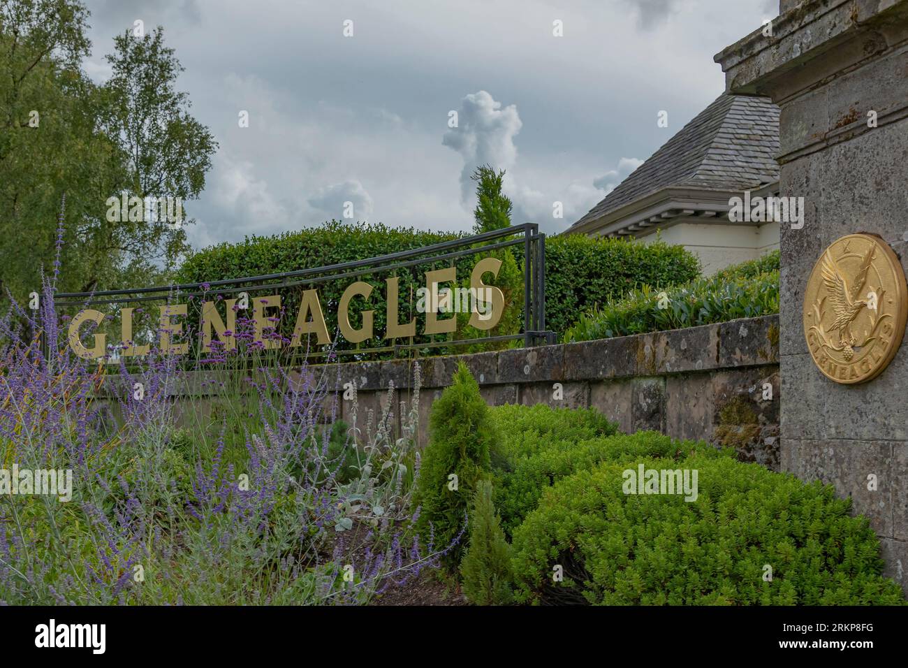 Gleneagles, Scozia, Regno Unito - 13 agosto 2023 - ingresso al campo da golf di Gleneagles e all'hotel con insegna dorata Foto Stock