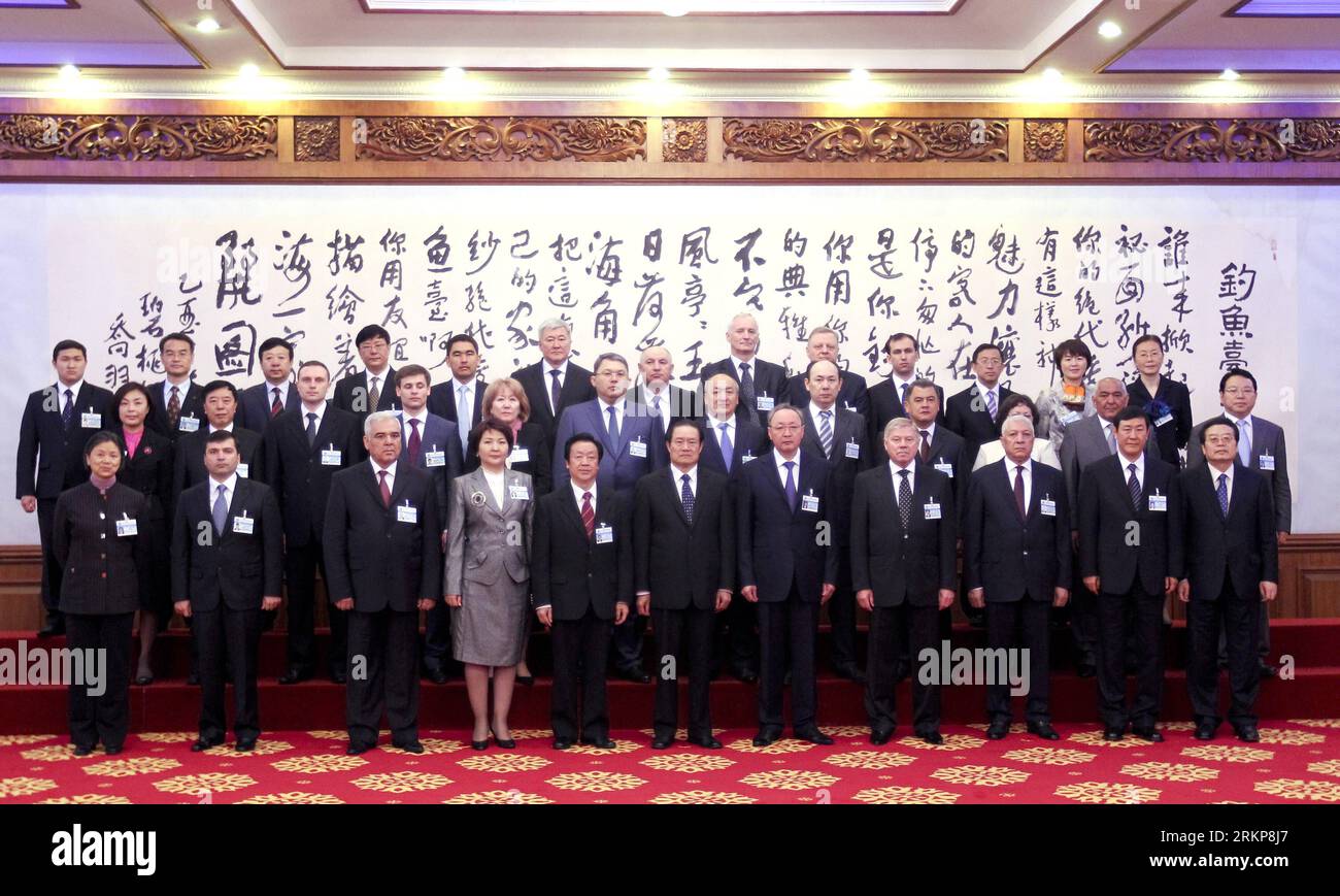 Bildnummer: 57928368 Datum: 24.04.2012 Copyright: imago/Xinhua (120424) -- PECHINO, 24 aprile 2012 (Xinhua) -- Zhou Yongkang (fronte 6th L), un membro del comitato permanente dell'ufficio politico del comitato centrale del Partito comunista cinese (PCC) e segretario del comitato per gli affari politici e legislativi del comitato centrale del PCC, posa per foto ai delegati prima della cerimonia di apertura della settima conferenza dei presidenti delle corti supreme degli stati membri dell'Organizzazione di cooperazione di Shanghai (SCO) a Pechino, capitale della Cina, 24 aprile 2012. (Xinhua/ Foto Stock