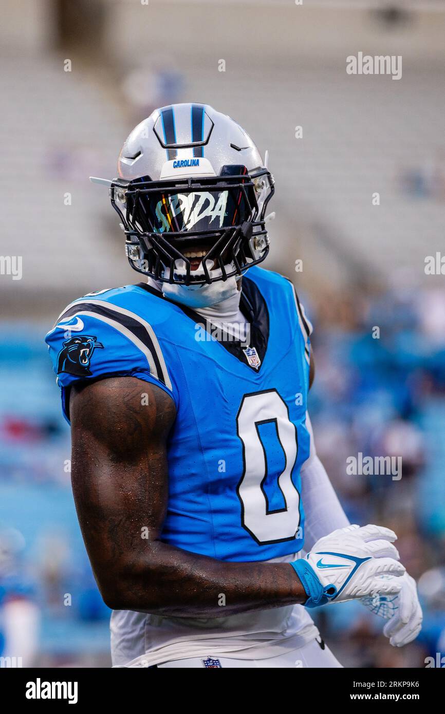 25 agosto 2023: Il linebacker dei Carolina Panthers Brian Burns (0) prima della partita della NFL contro i Detroit Lions a Charlotte, NC. (Scott Kinser/Cal Sport Media) Foto Stock