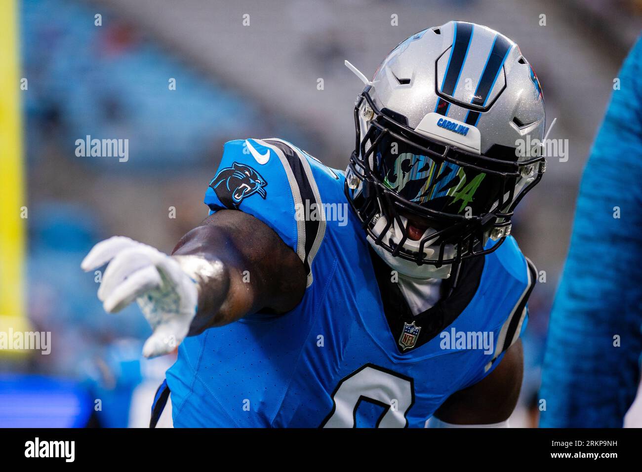 25 agosto 2023: Il linebacker dei Carolina Panthers Brian Burns (0) prima della partita della NFL contro i Detroit Lions a Charlotte, NC. (Scott Kinser/Cal Sport Media) Foto Stock