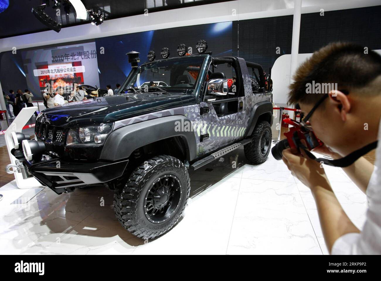 Bildnummer: 57936868 Datum: 26.04.2012 Copyright: imago/Xinhua (120427) -- PECHINO, 27 aprile 2012 (Xinhua) -- Un visitatore scatta una foto di una jeep modificata della Beijing Automotive Industry Holding Company a Pechino, capitale della Cina, 26 aprile 2012. Tra i 120 veicoli che debuttano alla Beijing International Automotive Exhibition del 2012, 84 sono state le creazioni di marchi propri della Cina. Le case automobilistiche cinesi hanno anche rilasciato i propri nuovi concept car e tecnologie avanzate per migliorare il valore del marchio e il riconoscimento tra i consumatori. (Xinhua/Wan Xiang) (zkr) CHINA-BEIJING-AUTO-SHOW-CHINESE AUTOMAKERS (CN Foto Stock