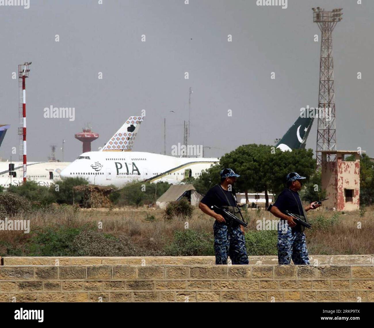 Bildnummer: 57937383 Datum: 27.04.2012 Copyright: imago/Xinhua (120427) -- KARACHI, 27 aprile 2012 (Xinhua) -- il personale della forza di sicurezza aeroportuale pakistana (ASF) è in guardia all'aeroporto internazionale Quaid-e-Azam nella città portuale del Pakistan meridionale di Karachi il 27 aprile 2012. Un tentativo di dirottare un volo nazionale della Pakistan International Airline (Pia) è stato sventato venerdì, hanno riferito i media locali. (Xinhua /Arshad) (msq) PAKISTAN-PLANE HIJACK TENTATIVO-SVENTATO PUBLICATIONxNOTxINxCHN Gesellschaft Flughafen Flugzeugentführung Entführung vereitelt xdp x0x premiumd 2012 quadrat 57937383 Data 27 0 Foto Stock