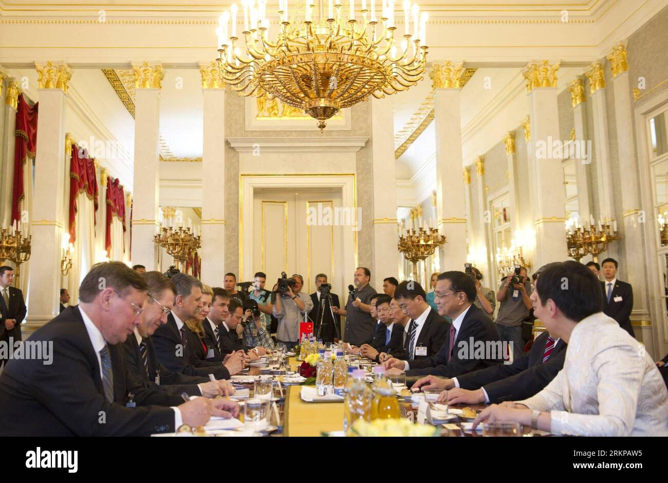 Bildnummer: 57944488 Datum: 30.04.2012 Copyright: imago/Xinhua (120430) -- BUDAPEST, 30 aprile 2012 (Xinhua) -- il vice Premier cinese li Keqiang (3rd R) incontra il presidente ad interim ungherese Laszlo Kover a Budapest, Ungheria, 30 aprile 2012. (Xinhua/Huang Jingwen) (lfj) UNGHERIA-CINA-li KEQIANG-KOVER-MEETING PUBLICATIONxNOTxINxCHN Politik People x0x xub Porträt 2012 quer premiumd 57944488 Data 30 04 2012 Copyright Imago XINHUA Budapest aprile 30 2012 XINHUA Chinese Vice Premier Left Keqiang 3rd r incontra il presidente ad interim ungherese Laszlo a Budapest Ungheria aprile 30 2012 XINHUA Huang Foto Stock