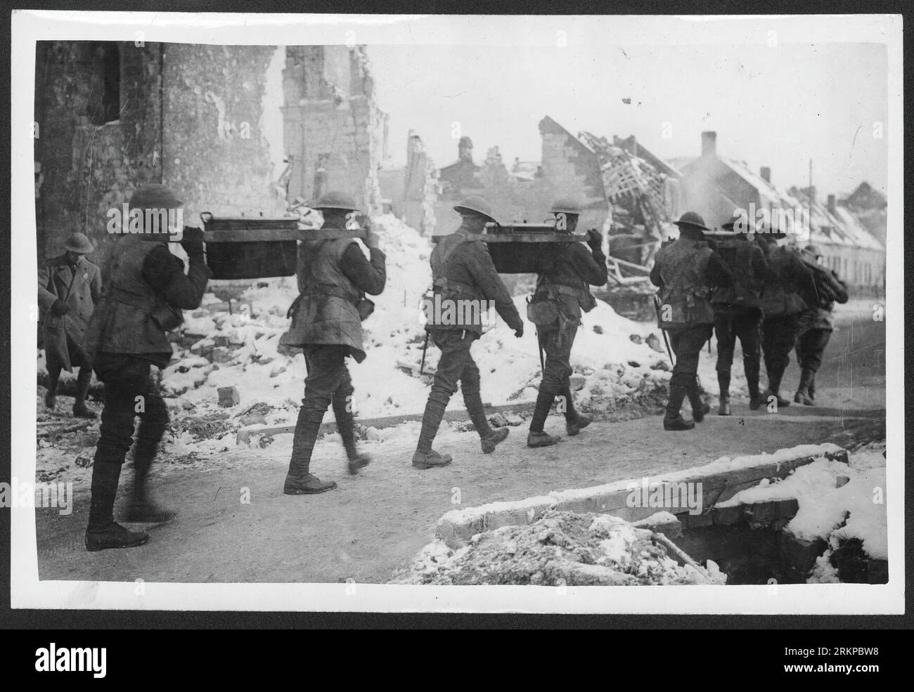 Sul fronte occidentale. La prima guerra mondiale o prima guerra mondiale, spesso abbreviata come prima guerra mondiale o prima guerra mondiale, nota contemporaneamente come grande guerra, fu un conflitto globale che durò dal 1914 al 1918. Fu combattuta tra due coalizioni, gli Alleati e gli Imperi centrali. I combattimenti ebbero luogo in tutta Europa, Medio Oriente, Africa, Pacifico e parti dell'Asia. Il primo decennio del XX secolo vide una crescente tensione diplomatica tra le grandi potenze europee. Questo raggiunse un punto di rottura il 28 giugno 1914, quando un serbo bosniaco di nome Gavrilo Princip assassinò l'arciduca Francesco Ferdinando. Foto Stock
