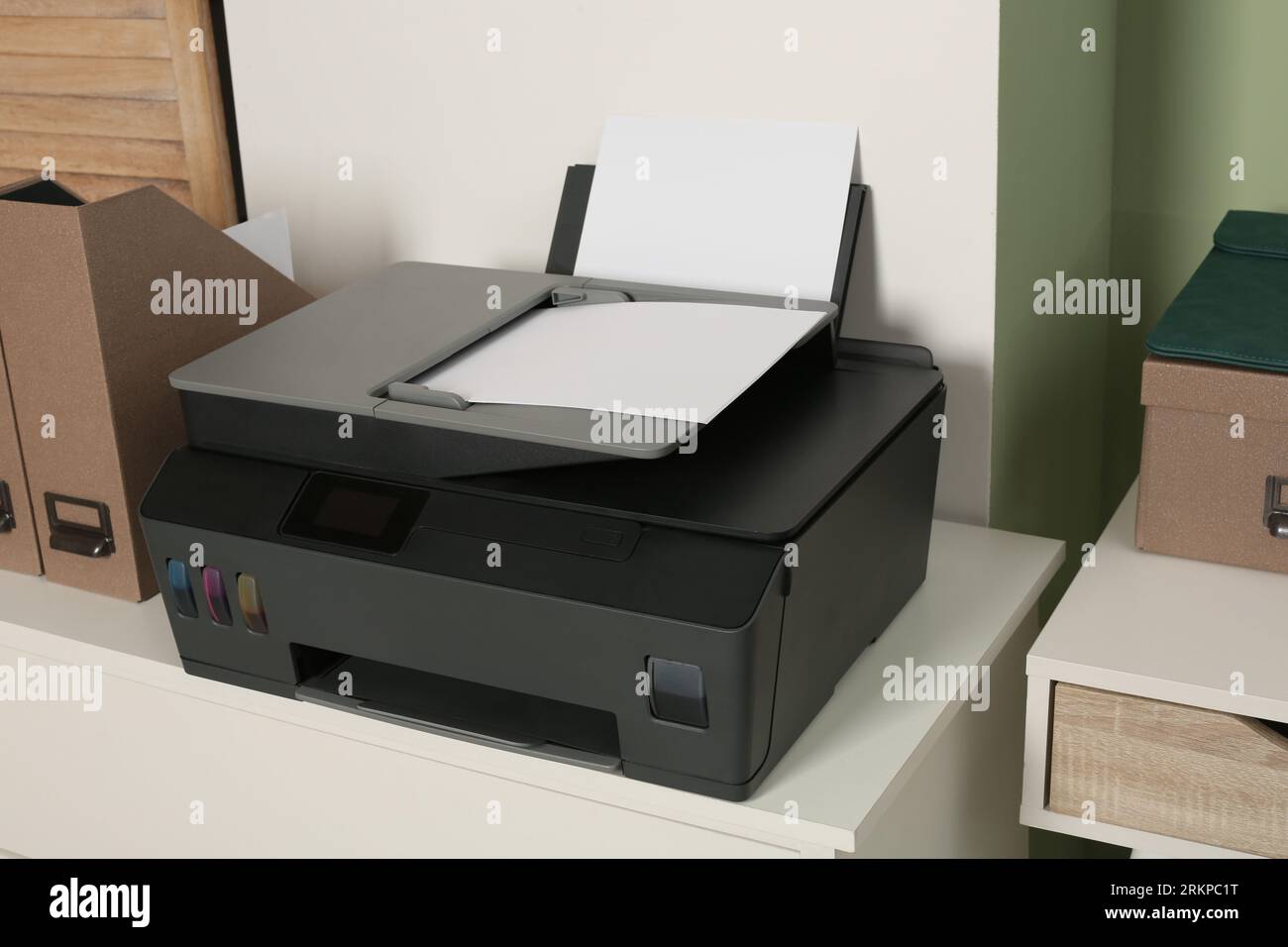 Stampante moderna con carta su cassetti bianchi per interni Foto Stock