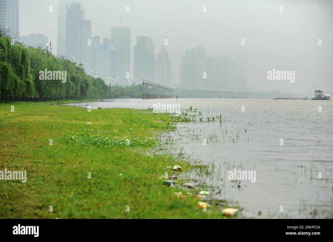 Bildnummer: 57952928 Datum: 03.05.2012 Copyright: imago/Xinhua (120503) -- NANCHANG, 3 maggio 2012 (Xinhua) -- foto scattata il 3 maggio 2012 mostra l'acqua del fiume Ganjiang che brimming sopra prato sulla riva di Nanchang, capitale della provincia del Jiangxi della Cina orientale, 3 maggio 2012. Il livello dell'acqua del fiume Ganjiang è salito rapidamente fino a 19,94 metri giovedì, mentre la pioggia torrenziale ha colpito la provincia negli ultimi giorni. (Xinhua/Zhou mi) (zgp) CHINA-JIANGXI-RAIN-WATER LEVERL RISE (CN) PUBLICATIONxNOTxINxCHN Gesellschaft Überschwemmung x0x xst 2012 quer 57952928 Data 03 05 2012 Copyright Imago XINHUA Nanchang 3 maggio Foto Stock