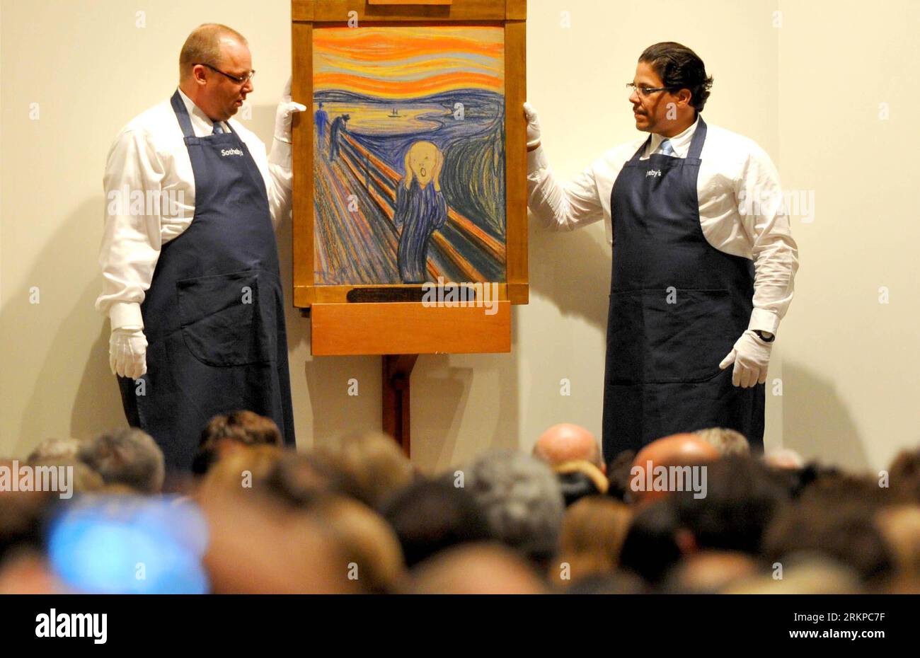 Bildnummer: 57952129 Datum: 02.05.2012 Copyright: imago/Xinhua (120503) -- NEW YORK, 3 maggio 2012 (Xinhua) -- Employees Hold the Scream Painted by Edvard Munch ad un'asta Sotheby S a New York, 2 maggio 2012. Il dipinto, che risale al 1895, è una delle quattro versioni della composizione, e venduto per un record di 120 milioni di dollari all'asta di mercoledì, superando di gran lunga le stime pre-vendita di circa 80 milioni di dollari. (Xinhua/Wang lei) (zyw) US-NEW YORK-AUCTION-THE SCREAM PUBLICATIONxNOTxINxCHN Wirtschaft Kultur Auktion Kunst Gemälde Der Schrei premiumd xbs x0x 2012 quer Hig Foto Stock