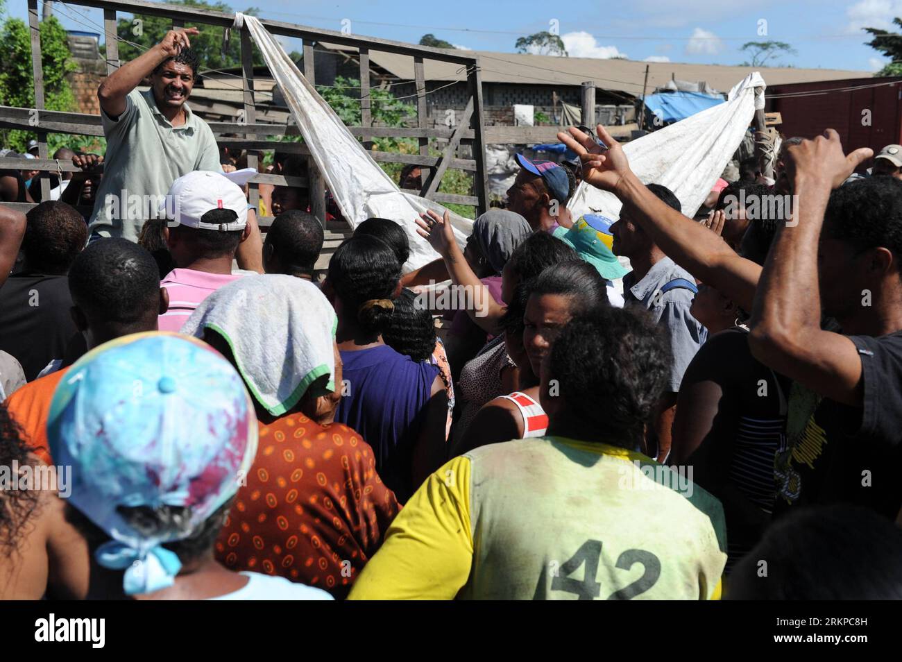 Bildnummer: 57953703 Datum: 03.05.2012 Copyright: imago/Xinhua (120503) -- RIO DE JANEIRO, 3 maggio 2012 (Xinhua) -- protesta all'ingresso della discarica di Gramacho, a nord di Rio de Janeiro, 3 maggio 2012. Almeno 300 manifestanti si sono riuniti intorno all'ingresso della discarica di Gramacho chiedendo un risarcimento dopo la chiusura prevista della discarica a giugno. Ci sono circa 3.000 persone che vivono nella raccolta di rifiuti nelle vicinanze della discarica, ma il piano di indennizzo del governo non li copre tutti. (Xinhua/Weng Xinyang)(zx) BRASILE-RIO DE JANEIRO-GRAMACHO-PROTEST PUBLICATIONxNOTxINxCHN Polit Foto Stock