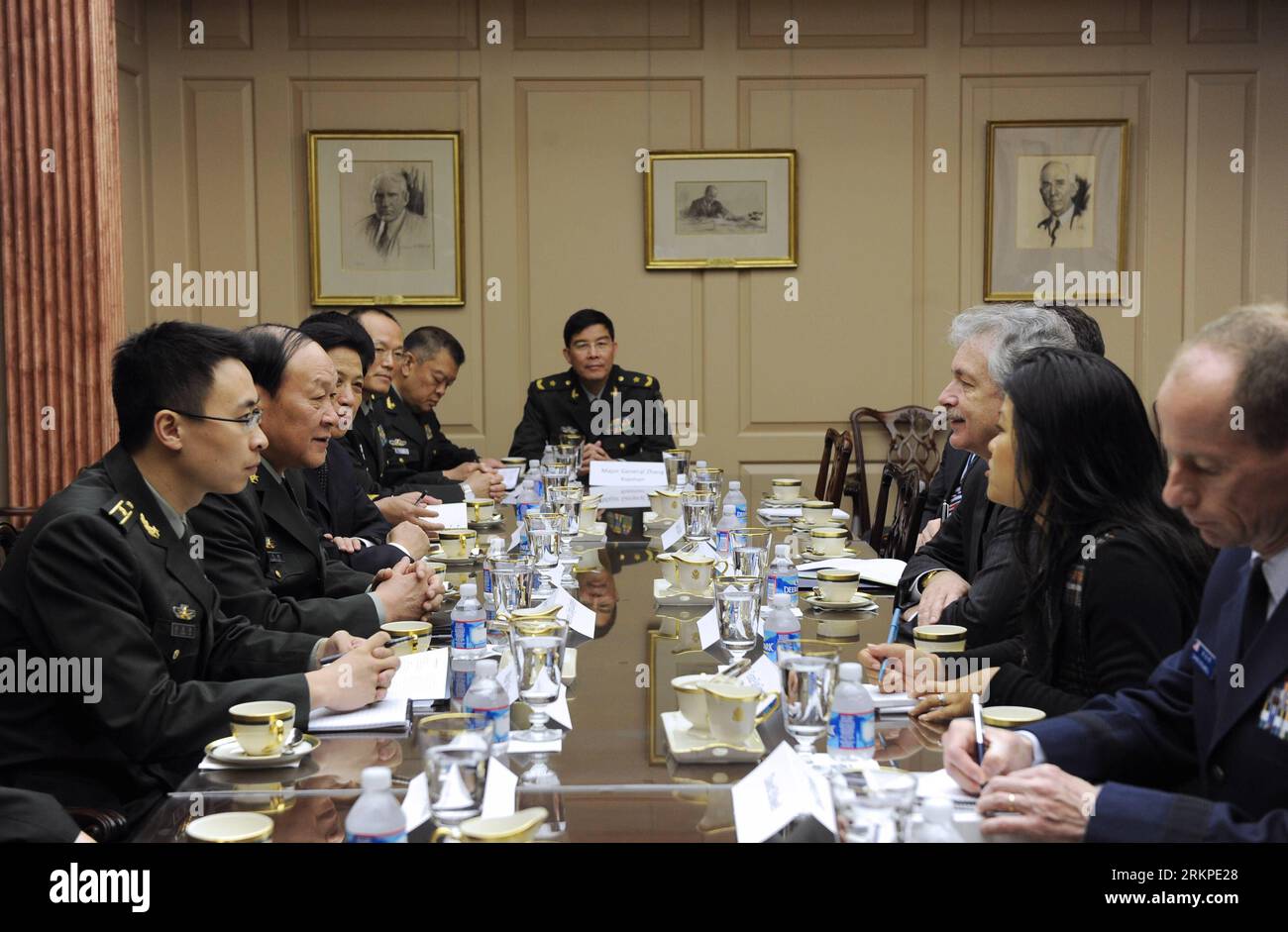 Bildnummer: 57968720 Datum: 07.05.2012 Copyright: imago/Xinhua (120508) -- WASHINGTON, 8 maggio 2012 (Xinhua) -- il ministro della difesa cinese Liang Guanglie (2nd L) incontra il vice segretario di Stato americano William Burns (3rd R) a Washington, Stati Uniti, 7 maggio 2012. (Xinhua/Zhang Jun) (ybg) U.S.-WASHINGTON-CHINA-LIANG GUANGLIE-VISIT PUBLICATIONxNOTxINxCHN People Politik x0x xst 2012 quer 57968720 Data 07 05 2012 Copyright Imago XINHUA Washington 8 maggio 2012 XINHUA ministri della difesa cinesi Liang Guanglie 2° l incontra il Vice Segretario di Stato americano William Burns 3° r a Washington Foto Stock
