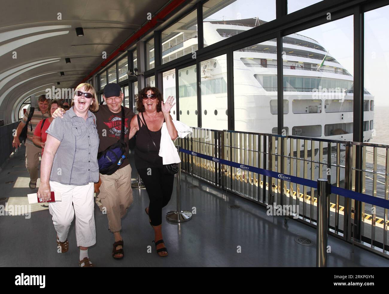 Bildnummer: 57995663  Datum: 16.05.2012  Copyright: imago/Xinhua (120516) -- SHANGHAI, May 16, 2012 (Xinhua) -- Tourists leave Costa Victoria, a cruise ship owned by Costa Cruises, to go through entry procedures at Wusongkou International Cruise Port (WICP) in east China s Shanghai Municipality, May 16, 2012. Costa Victoria will be the first overseas cruise ship to use WICP as its home port since WICP officially began its service on October 15, 2011. (Xinhua/Pei Xin) (lmm) CHINA-SHANGHAI-WUSONGKOU INTERNATIONAL CRUISE PORT-COSTA VICTORIA-ARRIVAL (CN) PUBLICATIONxNOTxINxCHN Wirtschaft Transport Foto Stock