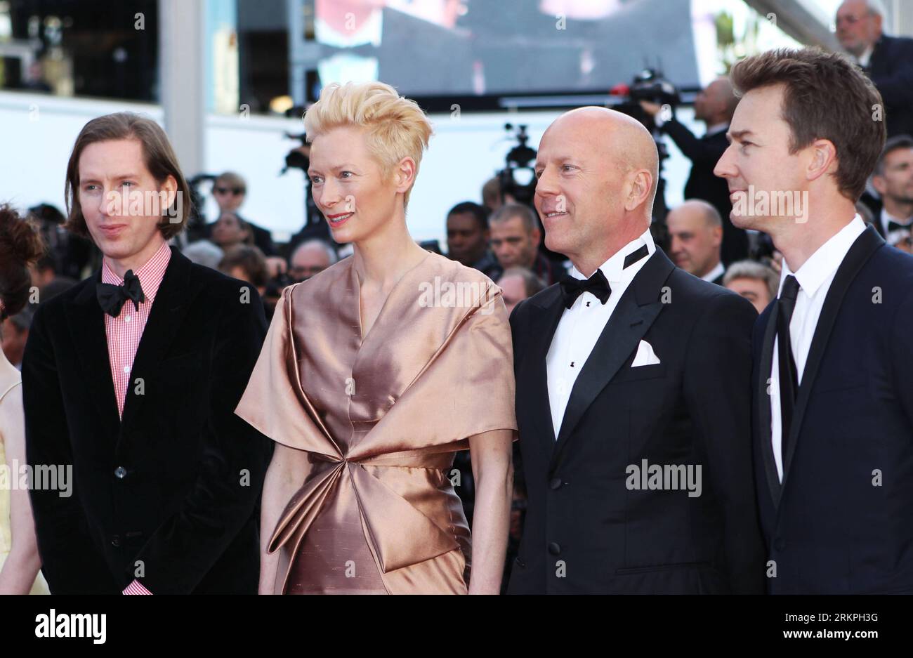 Bildnummer: 57996367 Datum: 16.05.2012 Copyright: imago/Xinhua (120516) -- CANNES, 16 maggio 2012 (Xinhua) -- (da L a R) il regista Wes Anderson e i membri del cast Tilda Swinton, Bruce Willis, Edward Norton del film Moonrise Kingdom si pongono sul tappeto rosso durante la cerimonia di apertura del 65° Festival di Cannes, nel sud della Francia, il 16 maggio 2012. Il festival è iniziato qui mercoledì. (Xinhua/Gao Jing) FRANCE-CANNES-FILM FESTIVAL-OPENING PUBLICATIONxNOTxINxCHN People Kultur Entertainment Film Film Film Festival Filmfestspiele 65 Cannes Pressetermin Premiere Filmpremiere xdp x0x 2 Foto Stock