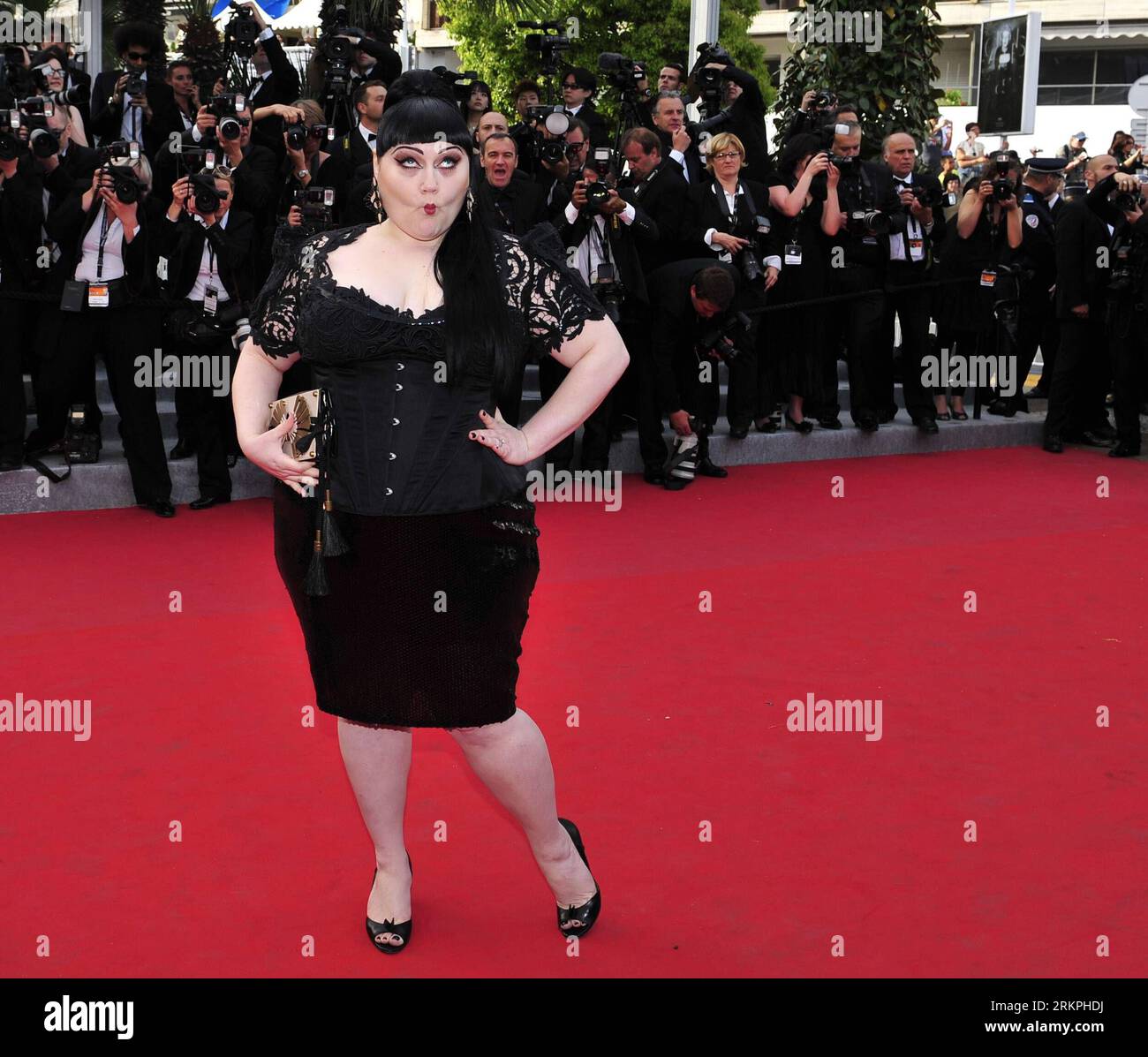 Bildnummer: 58000268 Datum: 17.05.2012 Copyright: imago/Xinhua (120517) -- CANNES, 17 maggio 2012 (Xinhua) -- la cantante statunitense Beth Ditto arriva per la proiezione del film francese De Rouille et D OS (Rust and Bone) al 65° Festival di Cannes, a Cannes, nel sud della Francia, 17 maggio 2012. (Xinhua/Ye Pingfan) FRANCE-CANNES-FILM FESTIVAL-PHOTOCALL-RUST AND BONE PUBLICATIONxNOTxINxCHN People Kultur Entertainment Film Film Festival Filmfestspiele 65 Cannes Pressetermin Premiere Filmpremiere Freisteller xdp x0x 2012 Anteprima quadrat 58000268 Data 17 05 2012 Copyright Imago XINHUA Cannes May Foto Stock