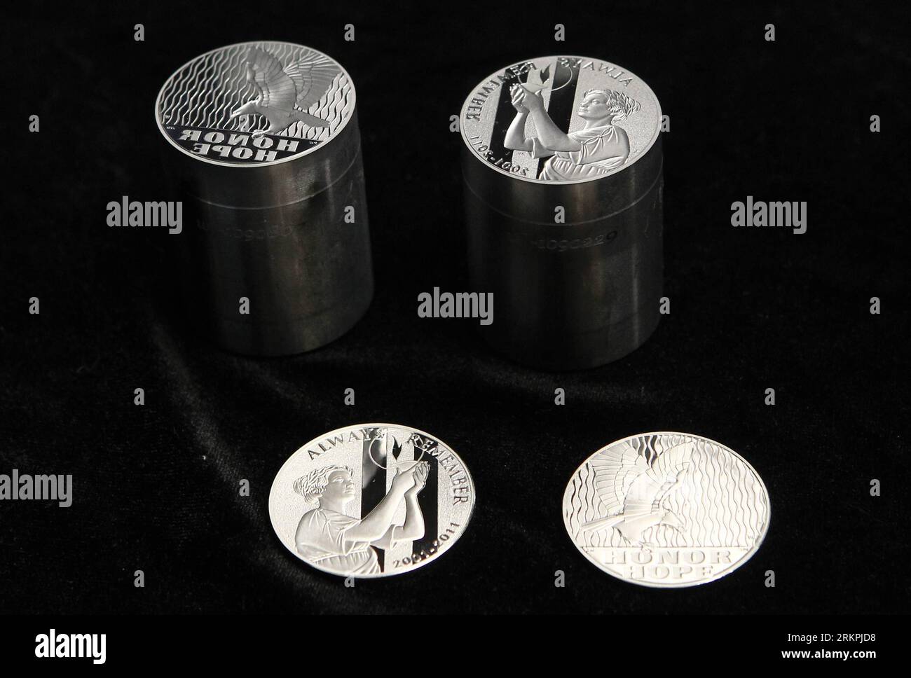 Bildnummer: 58005868 Datum: 18.05.2012 Copyright: imago/Xinhua (120519) -- NEW YORK, 19 maggio 2012 (Xinhua) -- la foto scattata il 18 maggio 2012 mostra il lato dritto (in basso a sinistra), il lato inverso (in basso a destra) e lo stampo della National Medal del 2011 settembre presso il West Point Mint Facility, situato vicino all'Accademia militare degli Stati Uniti nello stato di New York. Con un diametro di 1,598 pollici (4,06 centimetri), la medaglia contiene un'oncia (45,3 grammi) di argento. Il dritto della medaglia raffigura la Statua della libertà con la lampada della memoria. Dietro di lei ci sono dei fari di luce che si estendono verso l'alto. I revers Foto Stock