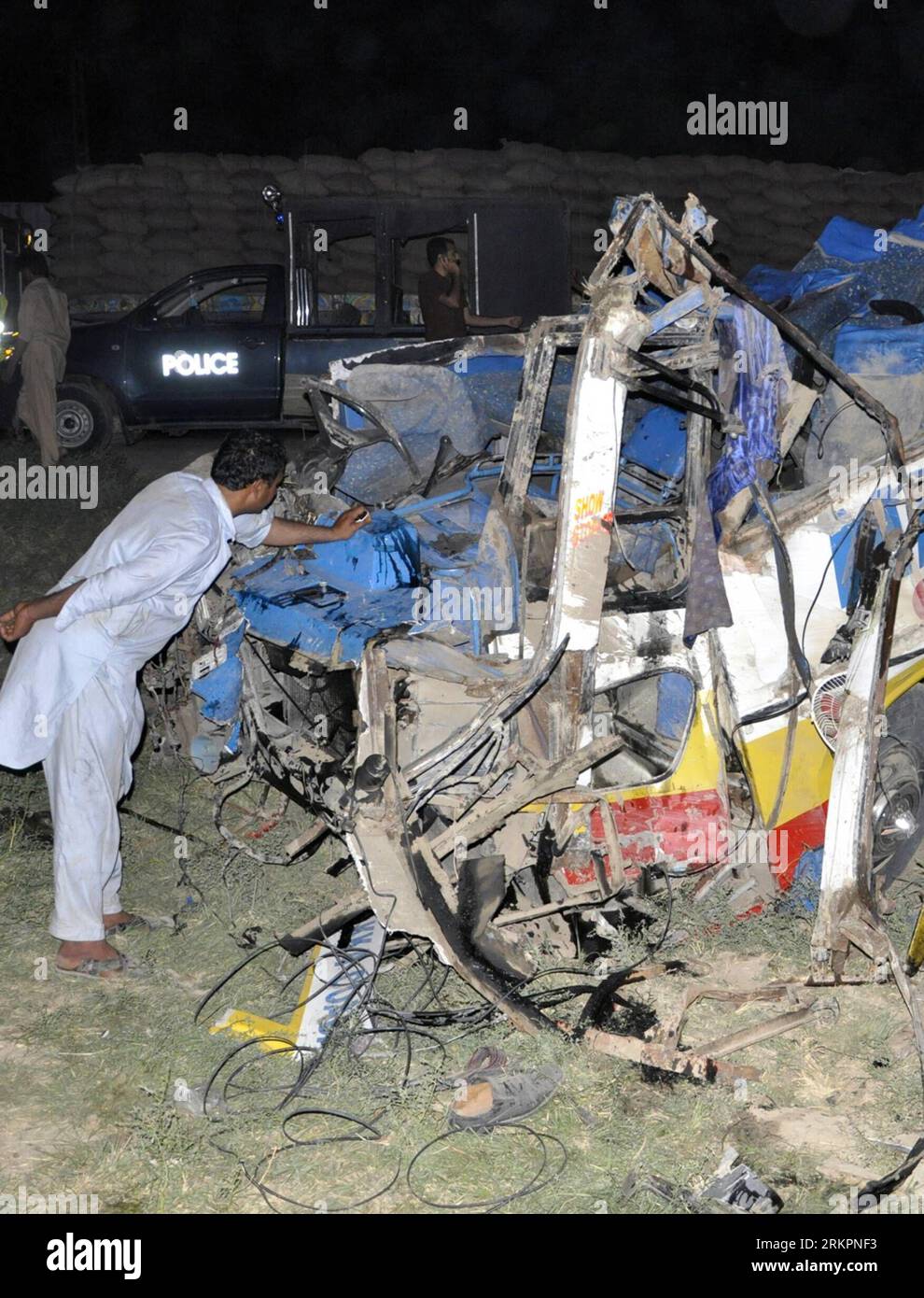 Bildnummer: 58035238 Datum: 26.05.2012 Copyright: imago/Xinhua (120526) -- RAHIM YAR KHAN, 26 maggio 2012 (Xinhua) -- Un residente locale esamina il sito dell'incidente vicino al centro del Pakistan S Rahim Yar Khan il 26 maggio 2012. Almeno 20 persone sono rimaste uccise e più di 20 ferite quando un autobus è stato rovesciato nella città centrale del Pakistan di Rahim Yar Khan venerdì sera, ha riferito il canale televisivo statale locale PTV. (Xinhua/Faisal) (msq) PAKISTAN-BUS-INCIDENTE PUBLICATIONxNOTxINxCHN Gesellschaft Verkehr Unfall Busunfall Busunglück premiumd xcb x0x 2012 cannello 58035238 Data 26 05 2012 Copyright Imago XINHUA Rahim Yar Foto Stock