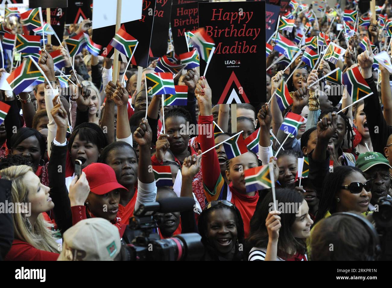 Bildnummer: 58045543 Datum: 29.05.2012 Copyright: imago/Xinhua (120530) -- PRETORIA, 30 maggio 2012 (Xinhua) -- partecipa a un evento per celebrare il prossimo 94° compleanno dell'ex presidente sudafricano Nelson Mandela a Nelson Mandela Square a Johannesburg, Sudafrica, 29 maggio 2012. Mandela nacque il 18 luglio 1918. (Xinhua/li Qihua) (zw) Sudafrica-JOHANNESBURG-MANDELA-COMPLEANNO PUBLICATIONxNOTxINxCHN Politik People x0x xub 94 Geburtstag Feier Südafrika Verehrung Volksheld 2012 quer premiumd 58045543 Data 29 05 2012 Copyright Imago XINHUA Pretoria maggio 30 2012 XINHUA partecipa all'evento Foto Stock