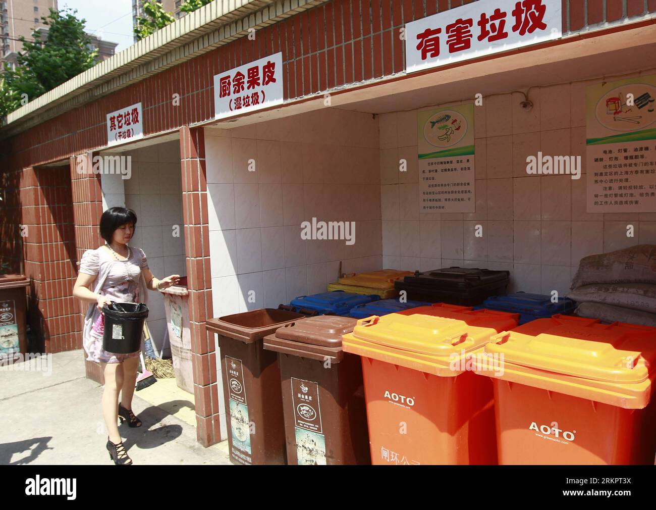 Bildnummer: 58051566 Datum: 31.05.2012 Copyright: imago/Xinhua (120531) -- SHANGHAI, 31 maggio 2012 (Xinhua) -- Un residente getta rifiuti in un sito di smistamento dei rifiuti nella comunità Yangbo nel distretto di Zhabei della Cina orientale a Shanghai, 31 maggio 2012. La comunità di Yangbo è uno dei pionieri nella smistamento dei rifiuti tra le comunità di Shanghai. I residenti delle comunità dividono i rifiuti in nove categorie, tra cui pellicole asciutte, umide, di plastica, di abbigliamento usato, farmaci scaduti. (Xinhua/Pei Xin) (llp) CHINA-SHANGHAI-COMMUNITY-WASTE SORTING (CN) PUBLICATIONxNOTxINxCHN Gesellschaft Müll Müllwirtschaft Müllt Foto Stock