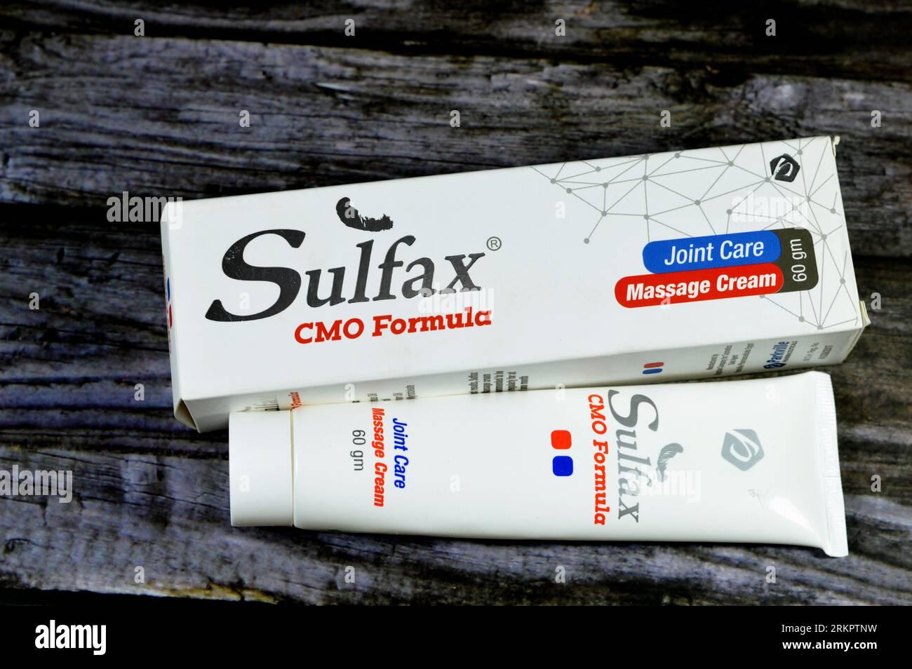 Giza, Egitto, 19 agosto 2023: Sulfax CMO formula, Parkville Pharmaceuticals, olio di eucalipto, mentolo, olio di canfora e miristoleato di cetile, crema per massaggi Foto Stock