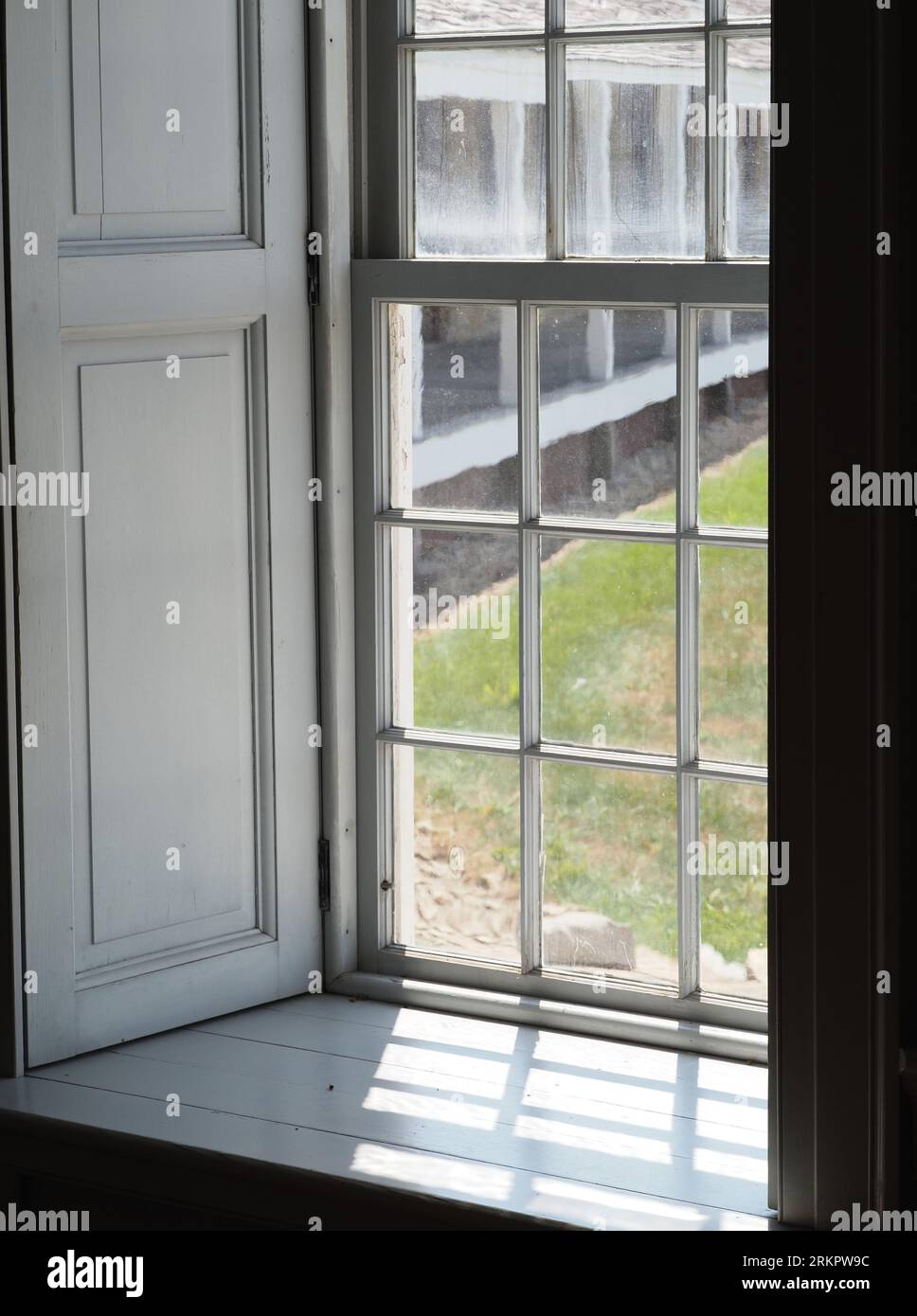 Guardando fuori dalla finestra dall'interno del salotto del quartier generale dell'ufficiale comandante a Fort Snelling, in Minnesota Foto Stock