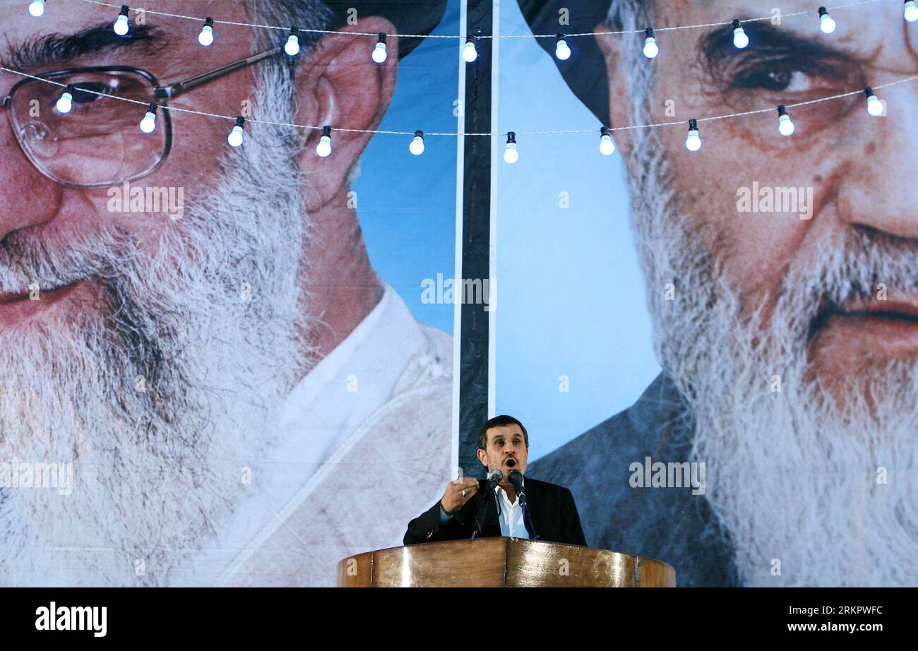 Bildnummer: 58063133 Datum: 02.06.2012 Copyright: imago/Xinhua (120603) -- TEHERAN, 3 giugno 2012 (Xinhua) -- il presidente iraniano Mahmoud Ahmadinejad tiene un discorso durante una cerimonia alla vigilia del 23° anniversario della morte del defunto leader della rivoluzione islamica Ayatollah Khomeini nel suo santuario a Teheran il 2 giugno 2012. (Xinhua/Ahmad Halabisaz) (zyw) IRAN-TEHERAN-ANNIVERSARY-KHOMEINI-AHMADINEJAD PUBLICATIONxNOTxINxCHN People Politik IRN Todestag Gedenken xns x0x 2012 quer premiumd 58063133 Data 02 06 2012 Copyright Imago XINHUA TEHERAN 3 giugno 2012 XINHUA Presidente iraniano Mahmo Foto Stock