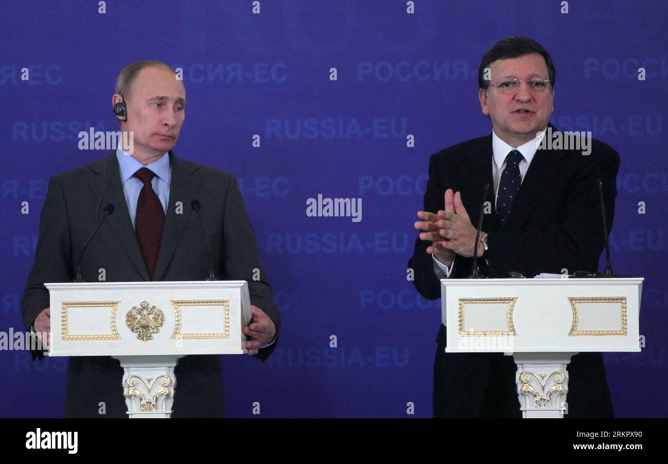 Bildnummer: 58069154  Datum: 04.06.2012  Copyright: imago/Xinhua (120604) -- SAINT PETERSBURG, June 4, 2012 (Xinhua) -- Russian President Vladimir Putin (L) and President of the European Commission Jose Manuel Barroso attend a joint press conference after the 29th Russia-EU summit in Saint Petersburg, Russia, June 4, 2012. (Xinhua/Lu Jinbo) (zy) RUSSIA-EU-SUMMIT PUBLICATIONxNOTxINxCHN People Politik Gipfel Gipfeltreffen PK x0x xst premiumd 2012 quer      58069154 Date 04 06 2012 Copyright Imago XINHUA  Saint Petersburg June 4 2012 XINHUA Russian President Vladimir Putin l and President of The Foto Stock