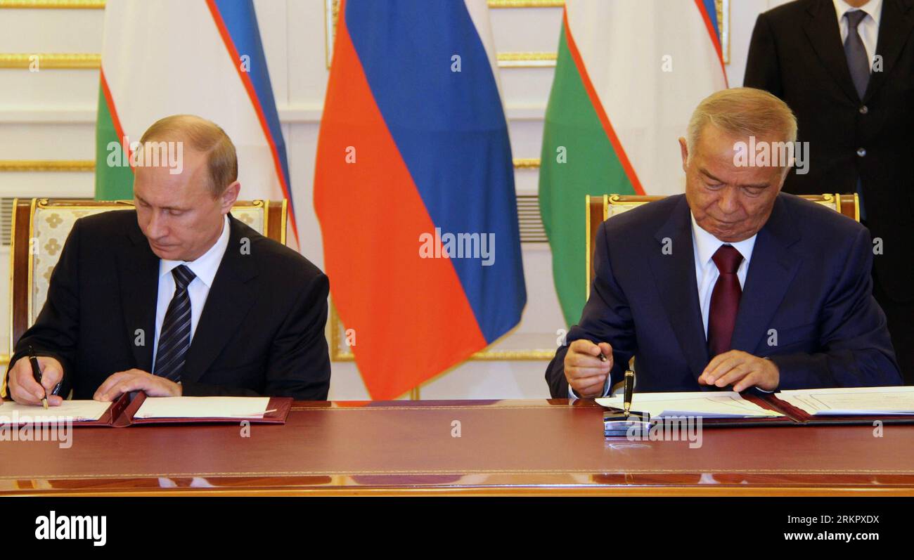 Bildnummer: 58070022 Datum: 04.06.2012 Copyright: imago/Xinhua (120604) -- TASHKENT, 4 giugno 2012 (Xinhua) -- il presidente uzbeko Islam Karimov (R) e il presidente russo in visita Vladimir Putin firmano la dichiarazione sull'approfondimento del partenariato strategico tra le due parti a Tashkent, Uzbekistan, 4 giugno 2012. I due leader hanno inoltre firmato un memorandum d'intesa sull'adesione dell'Uzbekistan ad un accordo su una zona di libero scambio all'interno della Comunità degli Stati indipendenti (CSI). (Xinhua/Dong Longjiang) PARTENARIATO STRATEGICO UZBEKISTAN-RUSSIA PUBLICATIONxNOTxINxCHN People Politik premiumd Foto Stock